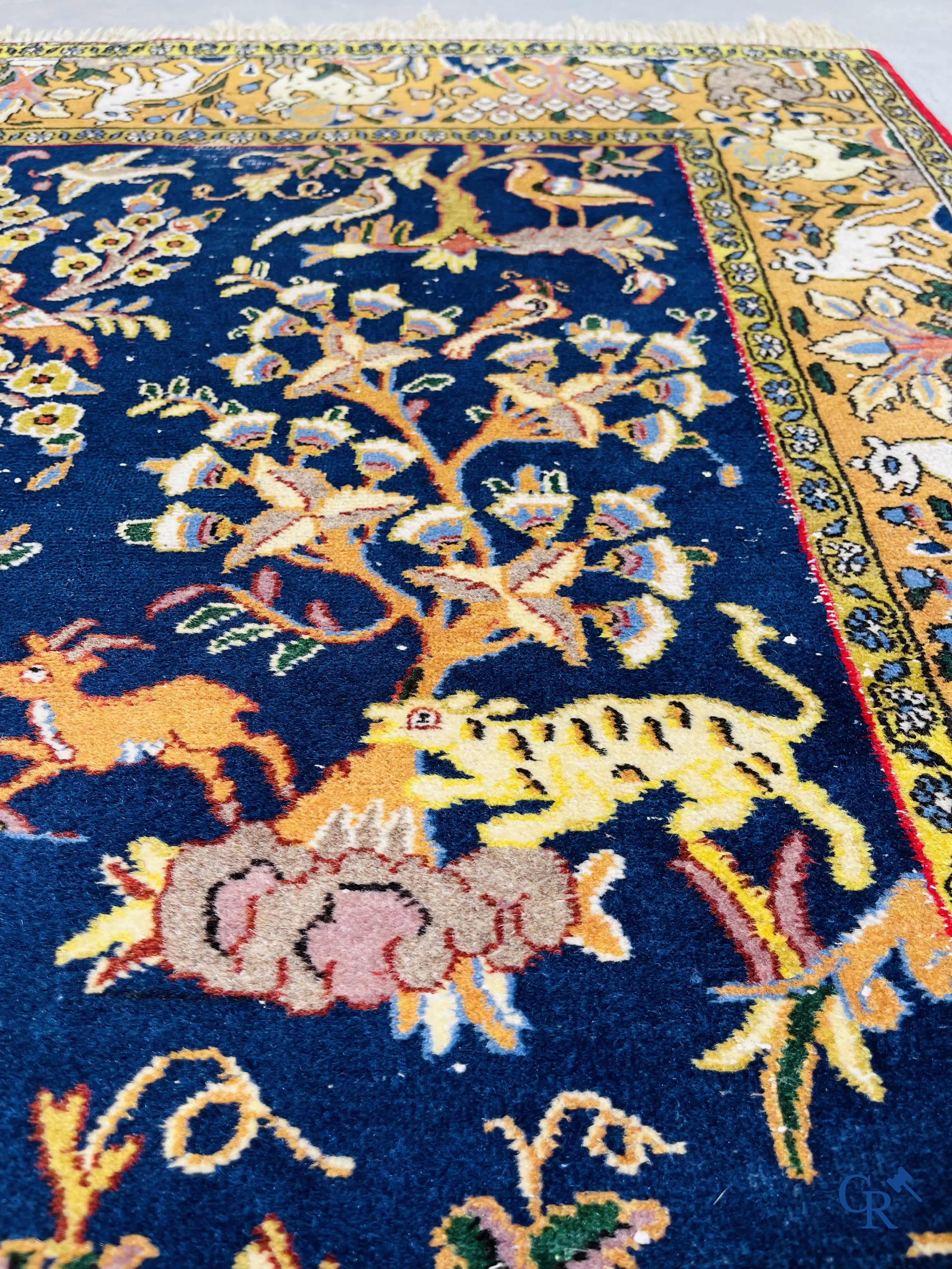 Tapis d'orient: Iran, tapis persan noué à la main avec un décor d'animaux de la forêt.