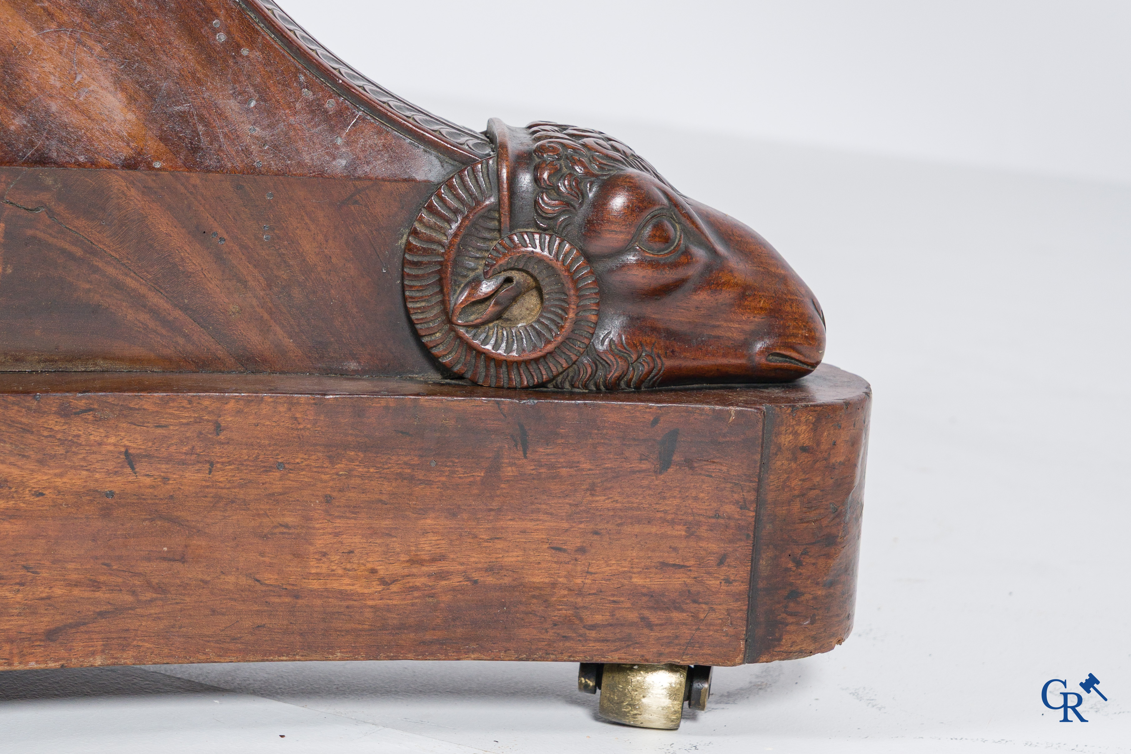 Grote ronde drie-potige tafel met ramskoppen in mahonie hout en wit marmer blad. Empire periode. 1ste kwart 19e eeuw.