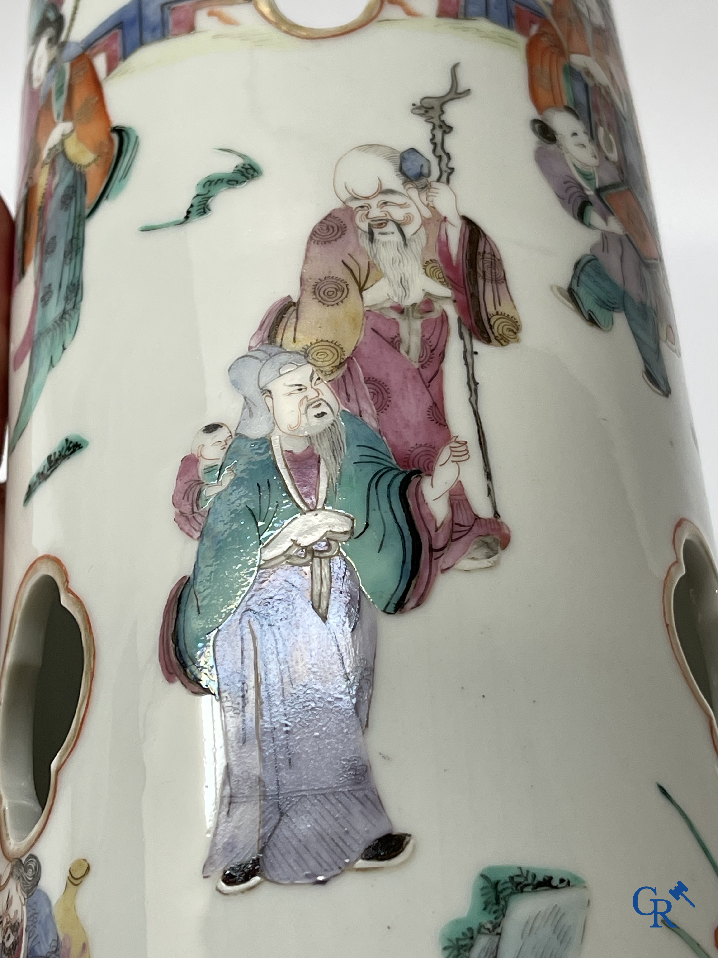 Aziatica, Chinees porselein. Een Chinese famille rose hoeden staander. Gemerkt. 19de eeuw.