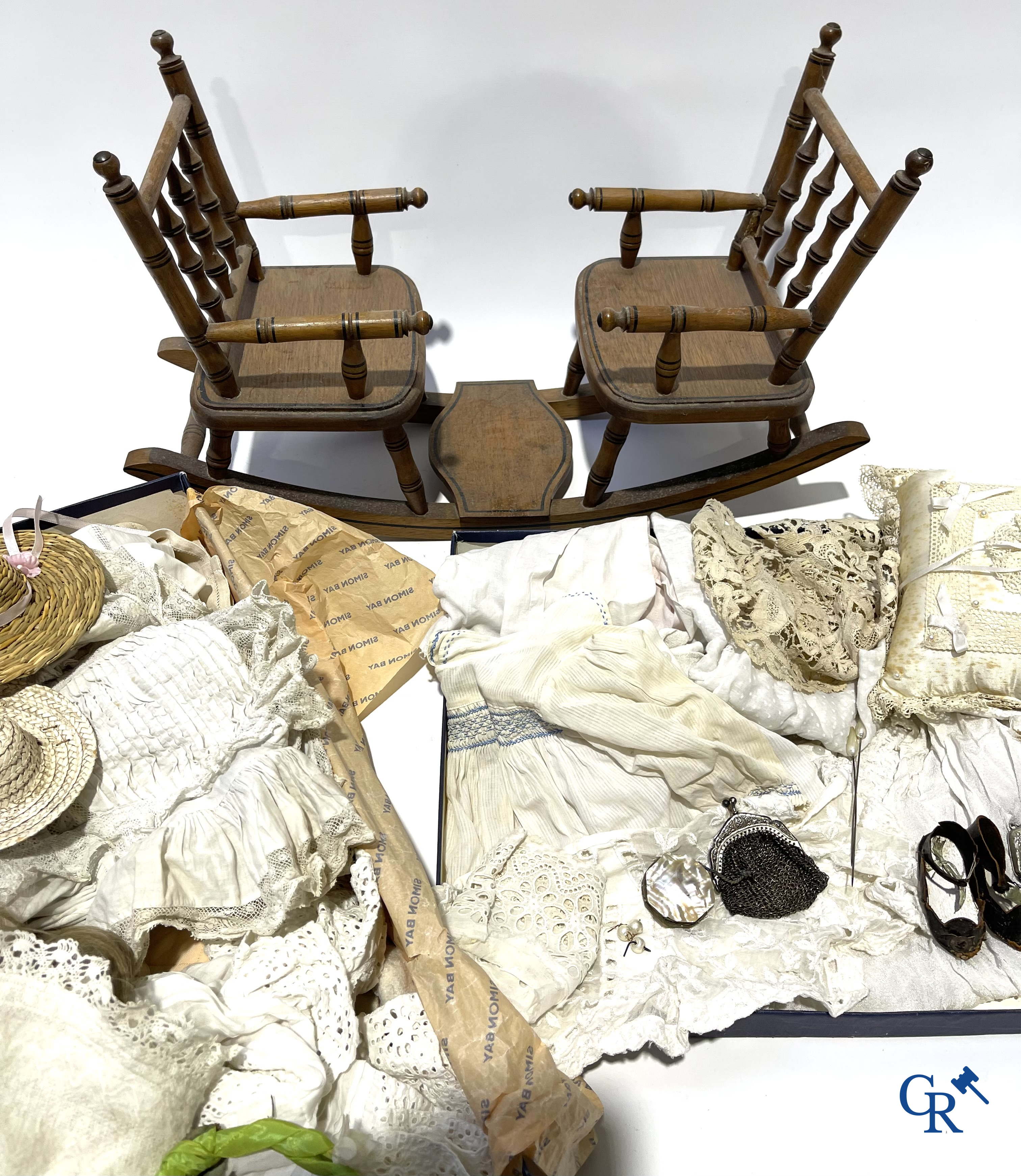 Vieux jouets, lot de 4 poupées anciennes avec tête en porcelaine, attributs de poupée, vêtements et autres.