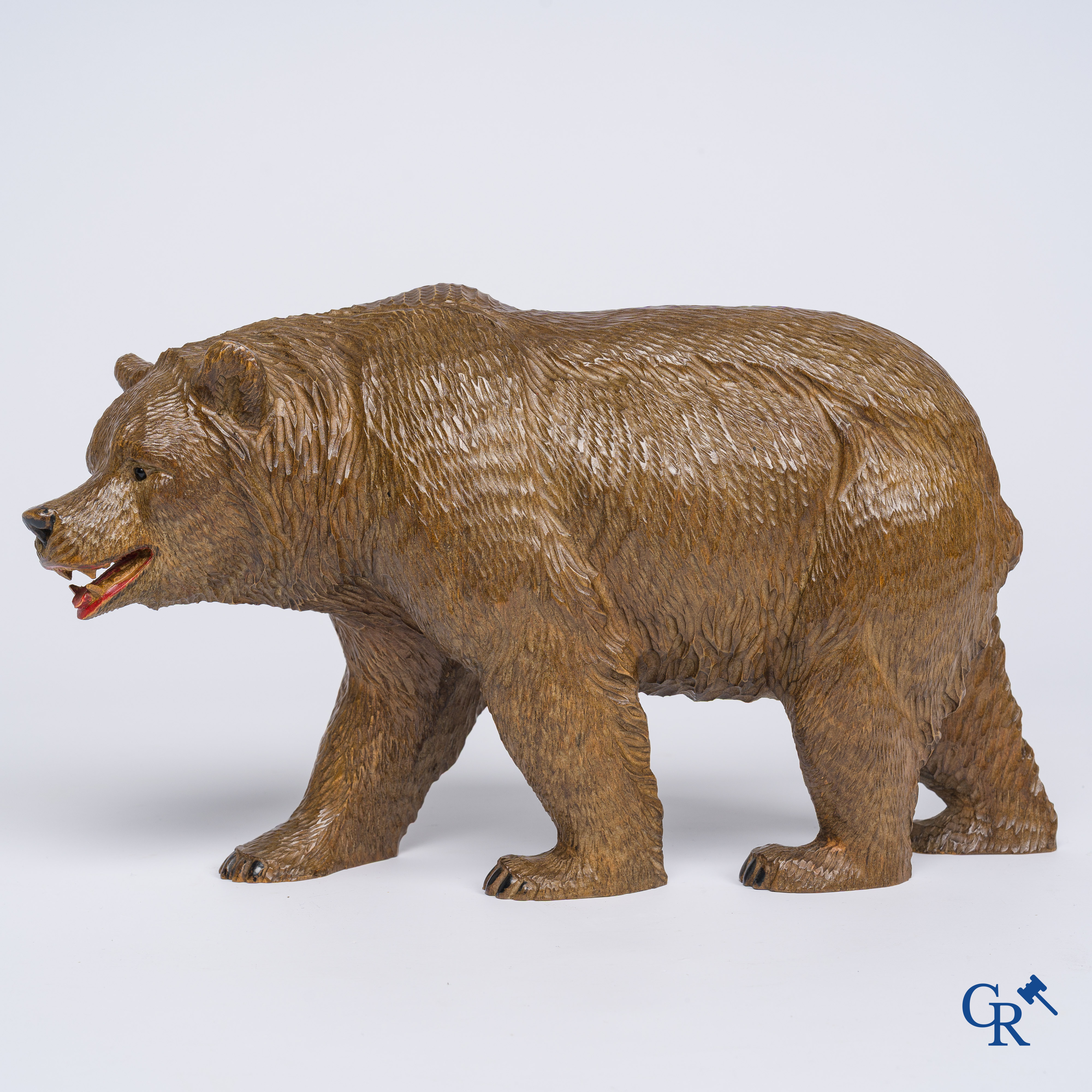 Forêt Noire. Un ours en bois sculpté. 