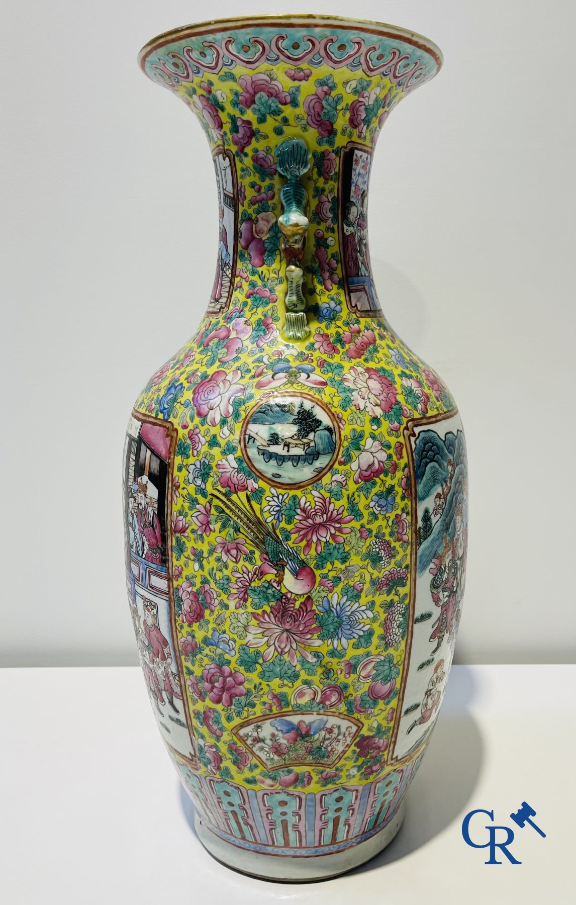 Art asiatique : Une paire de vases chinoise famille rose sur fond jaune avec des scènes de cour. XIXe siècle.