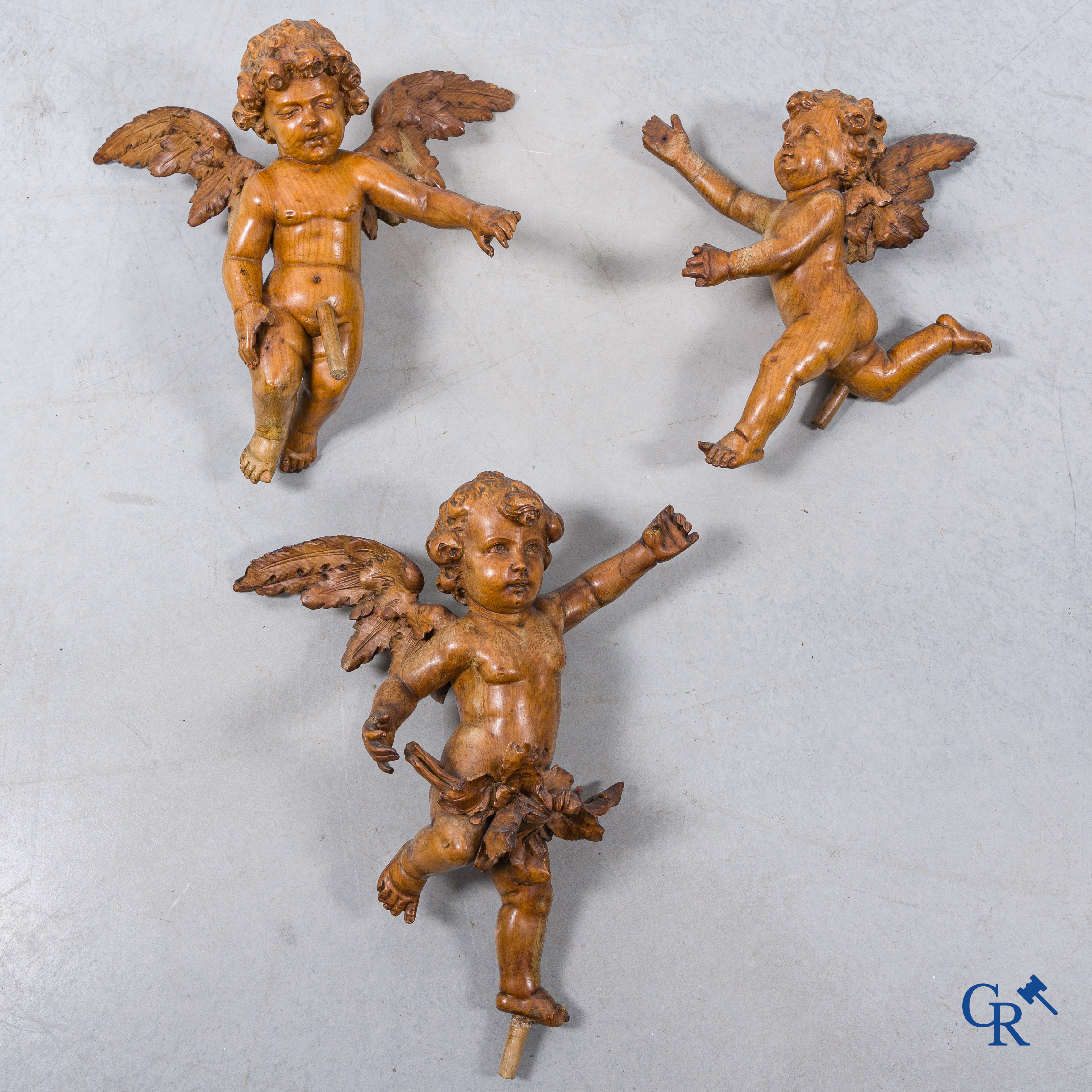 Un grand miroir entouré de 6 putti en bois sculpté. Vers 1900.