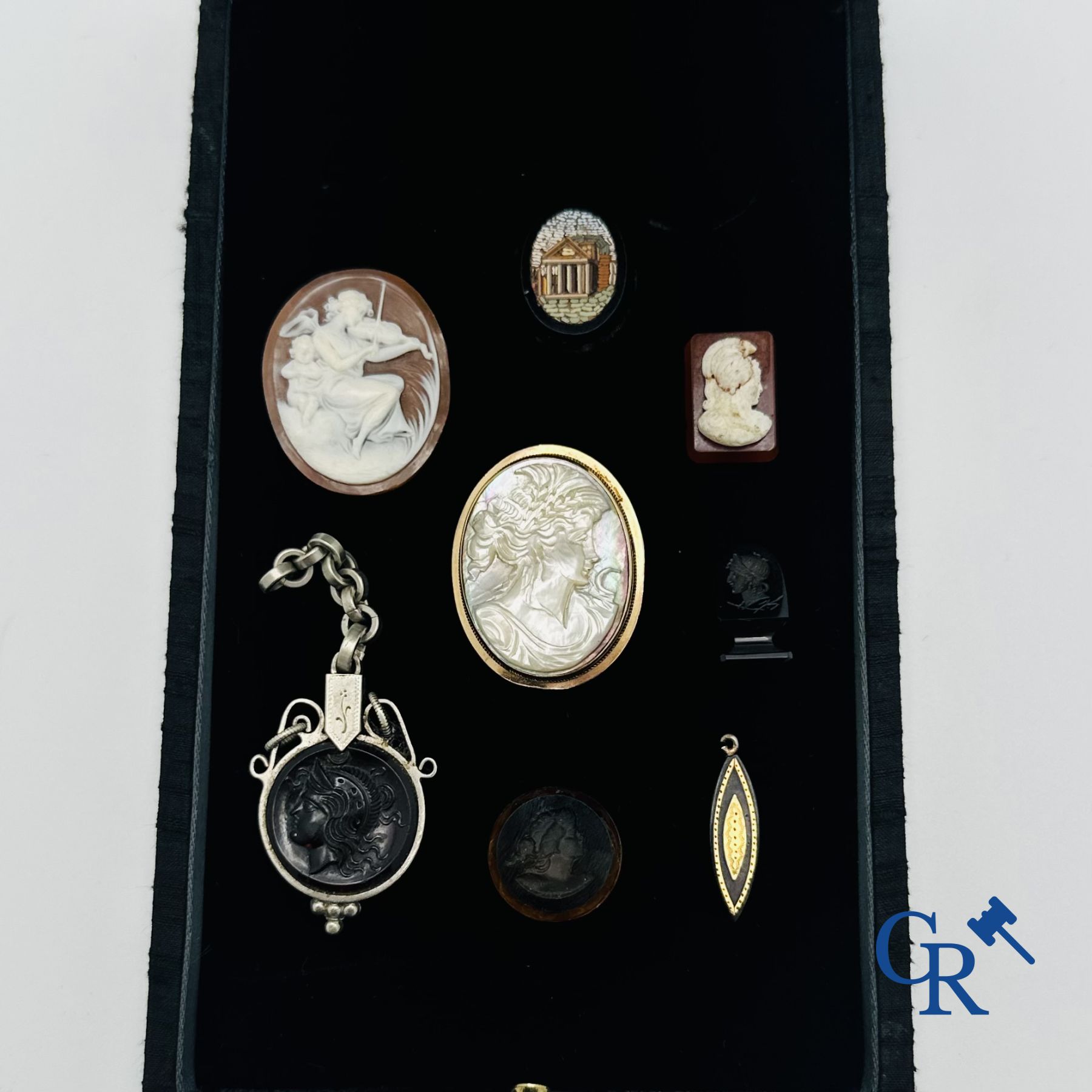 Jewellery: Lot consisting of brooch with cameo 14K, 5 cameos, a micro mosaic and a pendant.