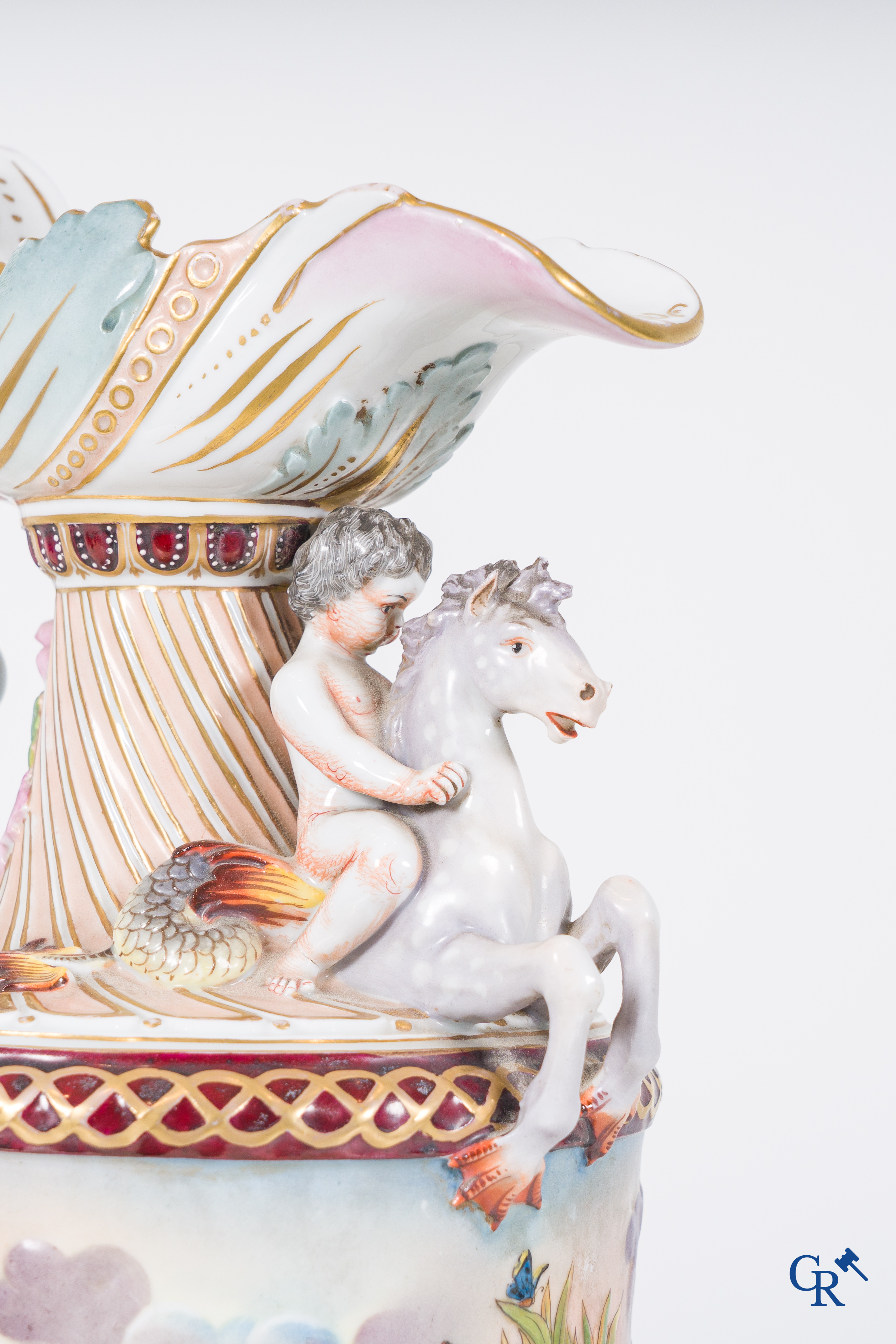 Une cruche ou aiguière en porcelaine de Naples, de style Renaissance. Fin du 19ème siècle.