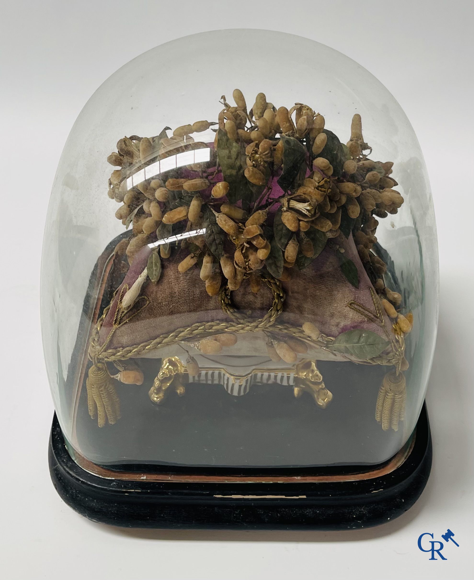 2 globes en verre avec un bouquet de mariée sur un coussin avec un pied en métal doré et un pied en porcelaine de Paris.