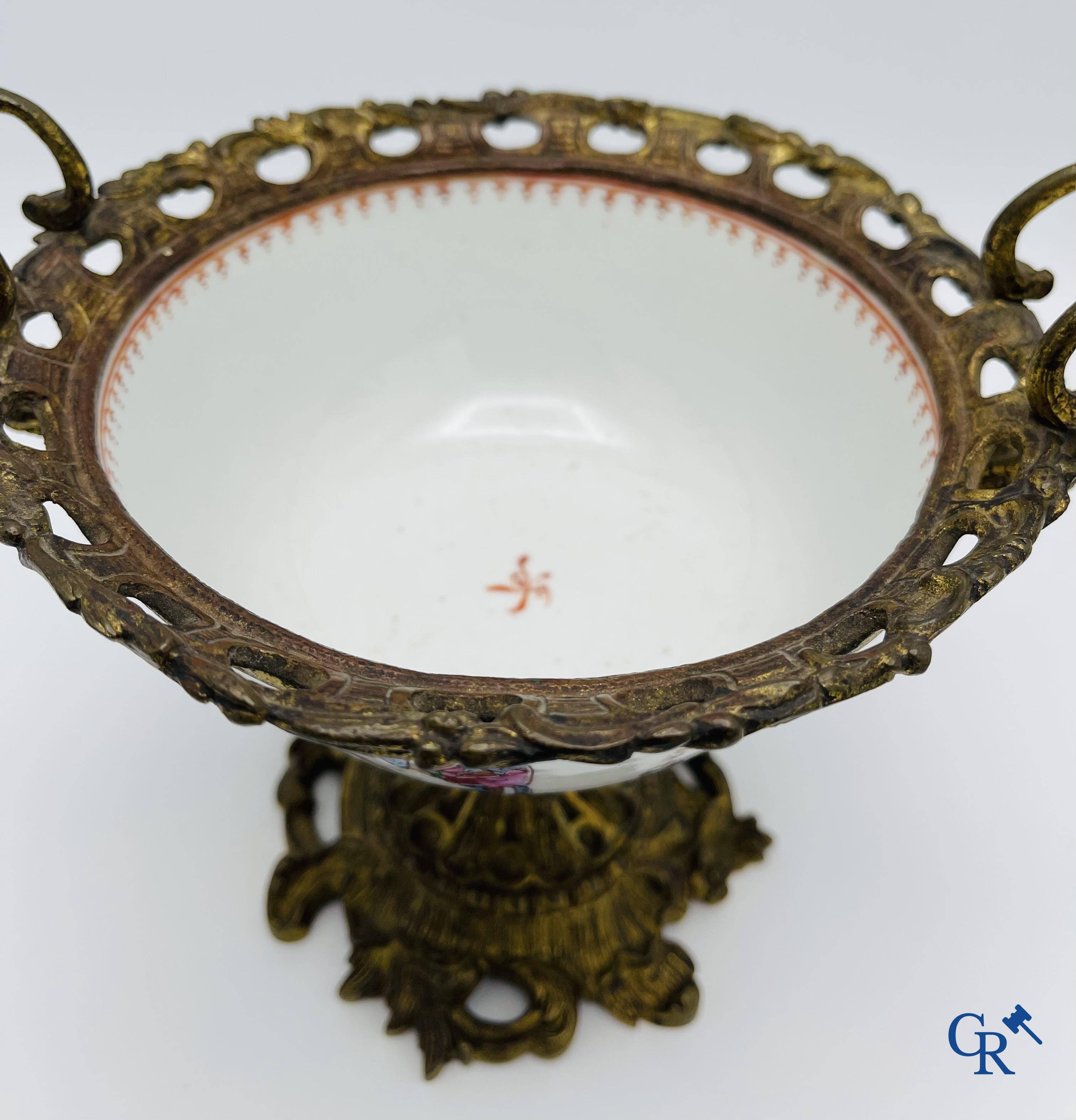 Porcelaine chinoise : Un bol en porcelaine de Chine d'exportation 18ème monté dans une monture en bronze doré.