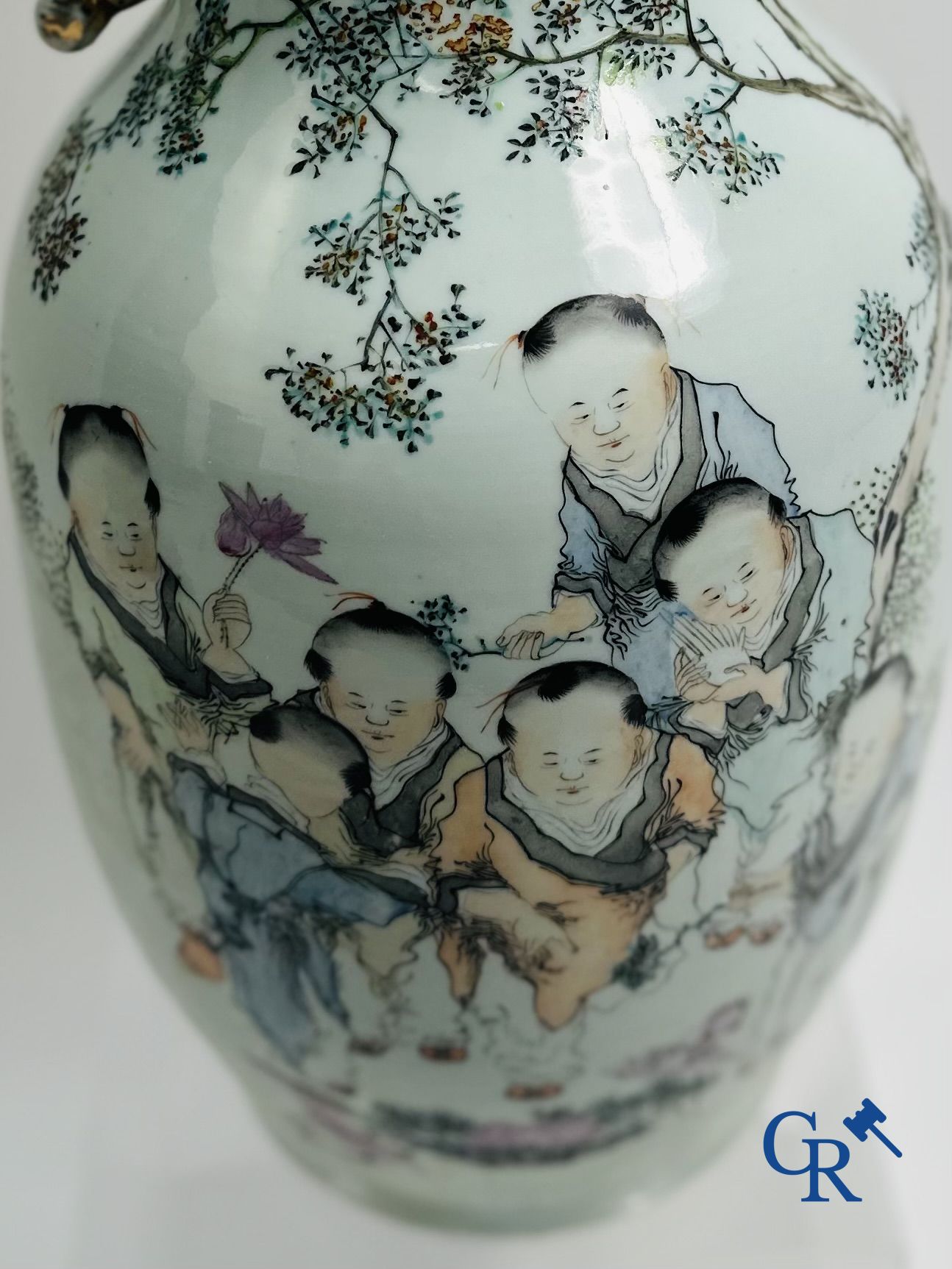 Porcelaine Chinoise: Vase Chinois à décor de 7 enfants jouant dans un jardin.