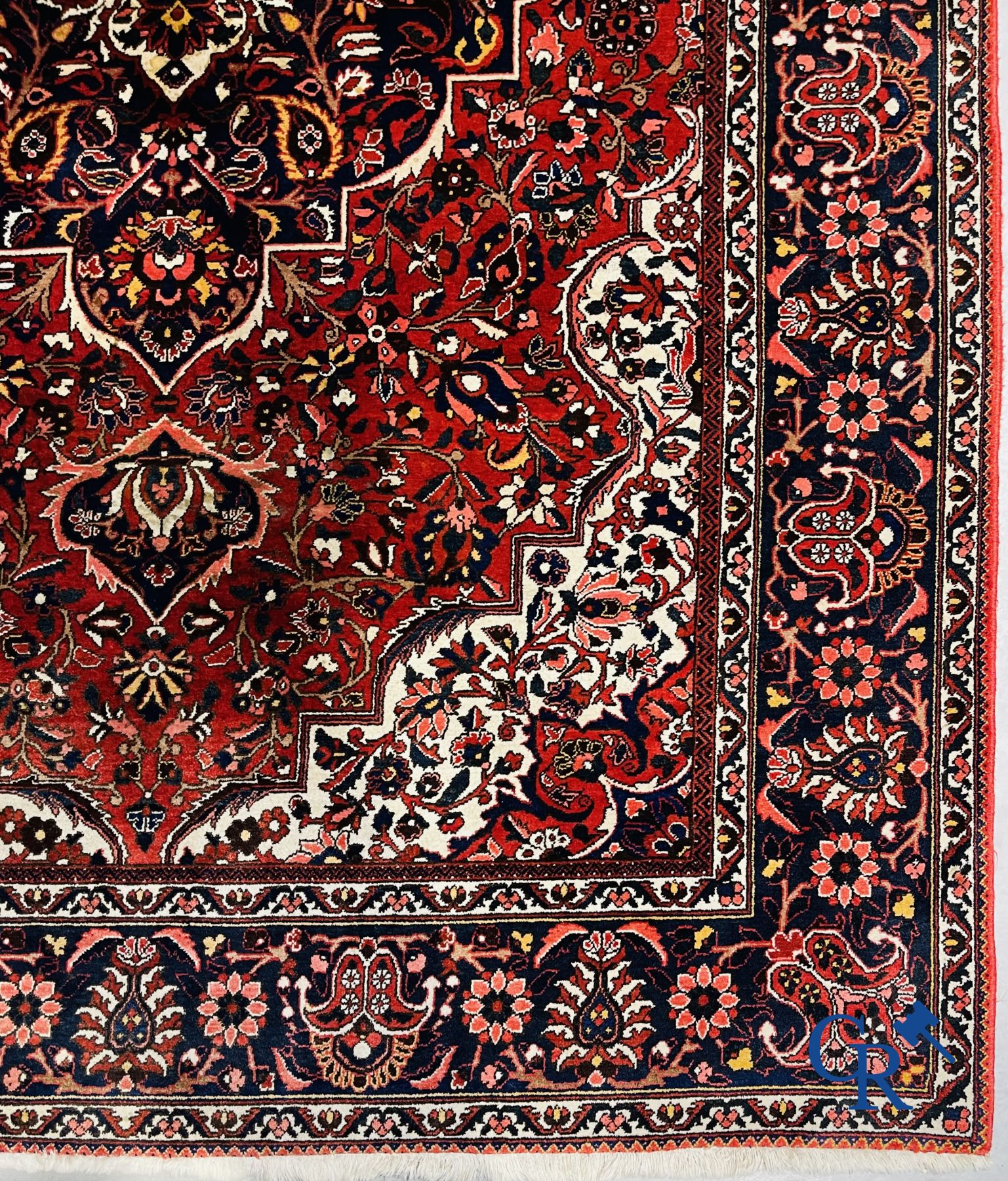 Tapis: Iran. Grand tapis persan noué à la main avec un décor floral.