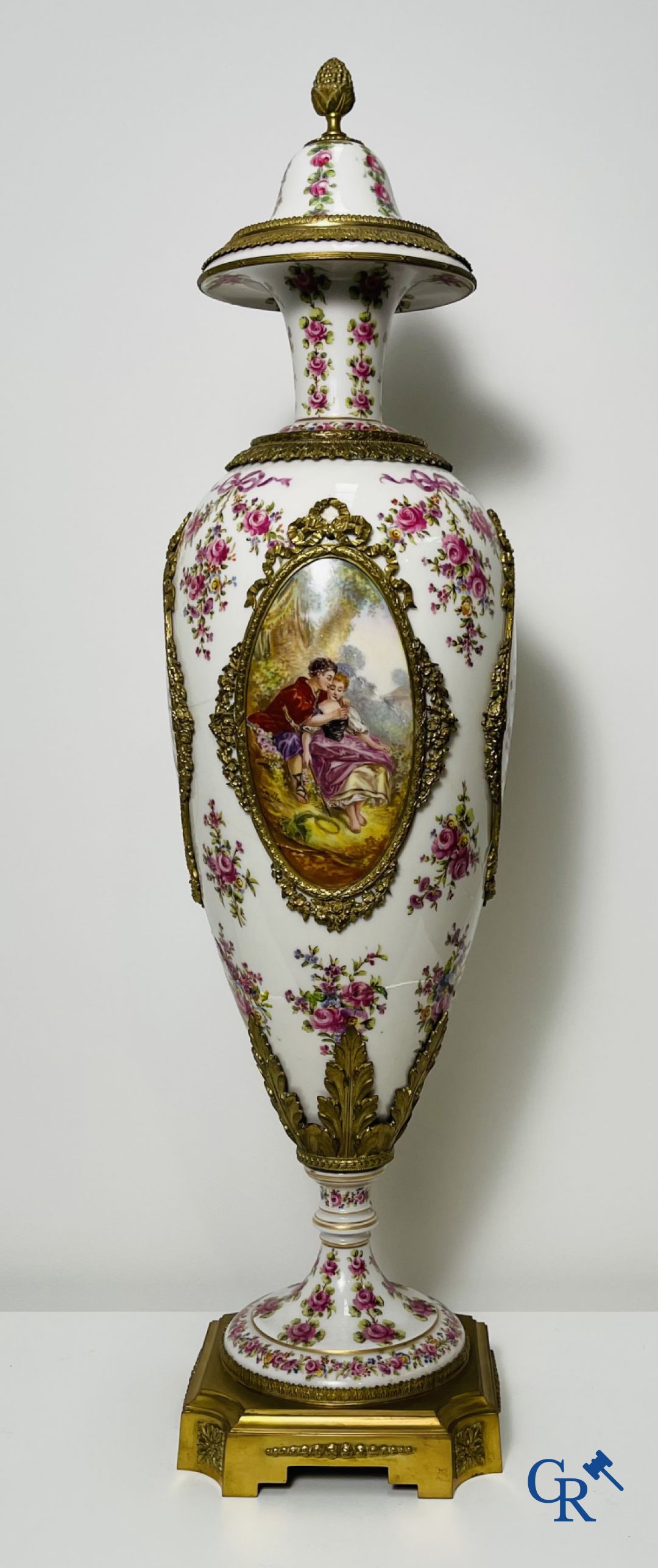 Porcelaine: Sèvres: Lot composé d'un vase, d'une lampe et d'une partie de service à thé.