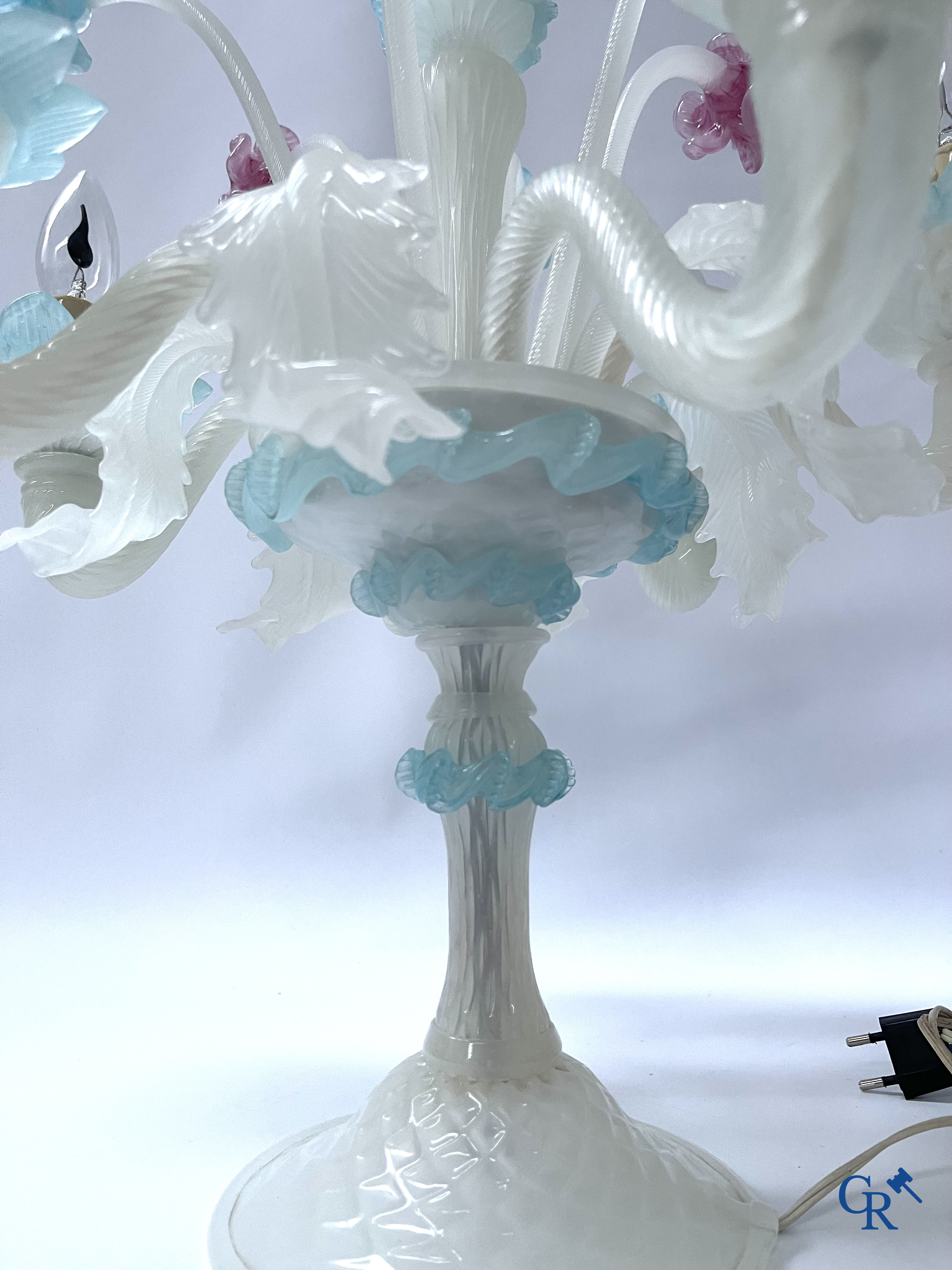 Un lot d'une lampe de table vénitienne, une paire de grandes appliques en verre vénitien et un plafonnier en Murano.