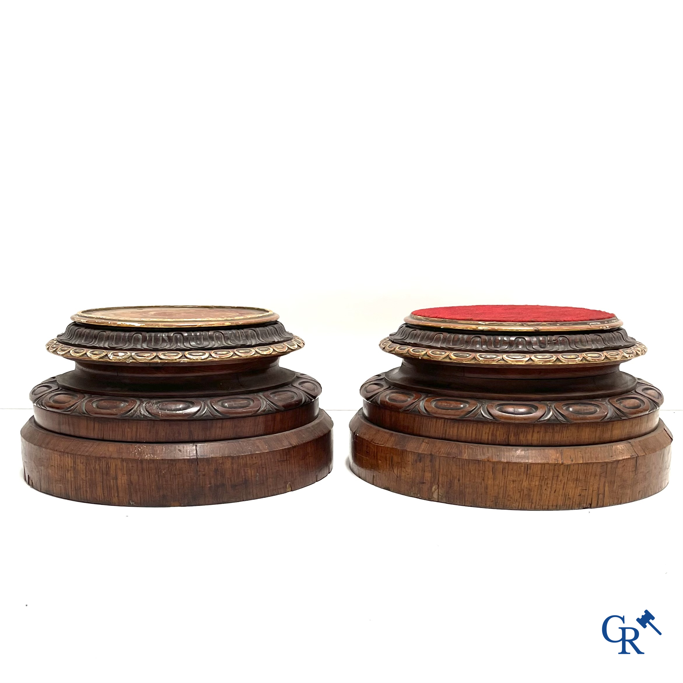 Constantine's & Co.'s, Leeds. Paar grote Engelse sokkels in mahonie fineer en gedoreerd en gesculpteerd hout. 19e eeuw.