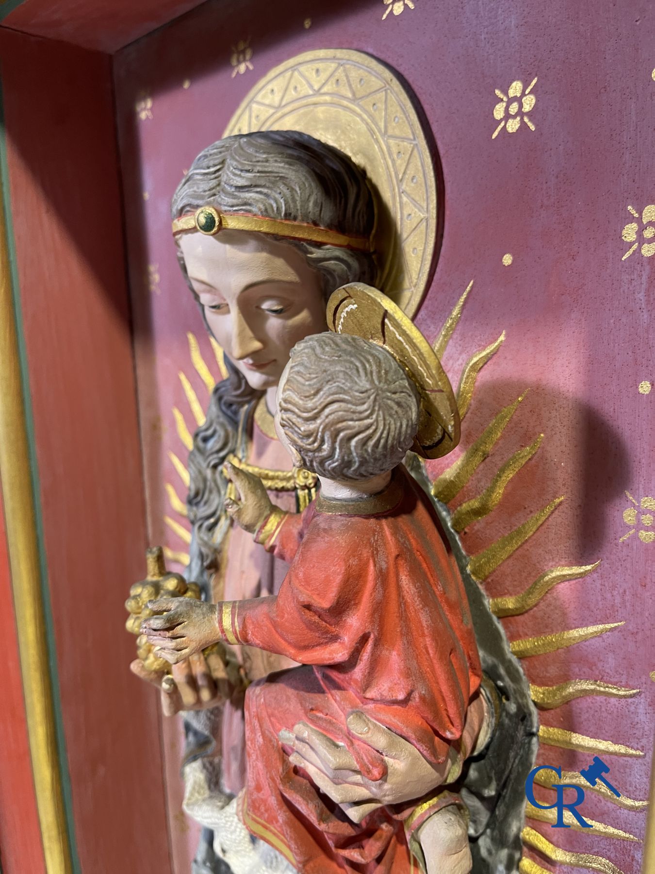 Une statue en bois du 19ème siècle et une vitrine en bois avec une représentation en plâtre d'une Vierge à l'enfant.