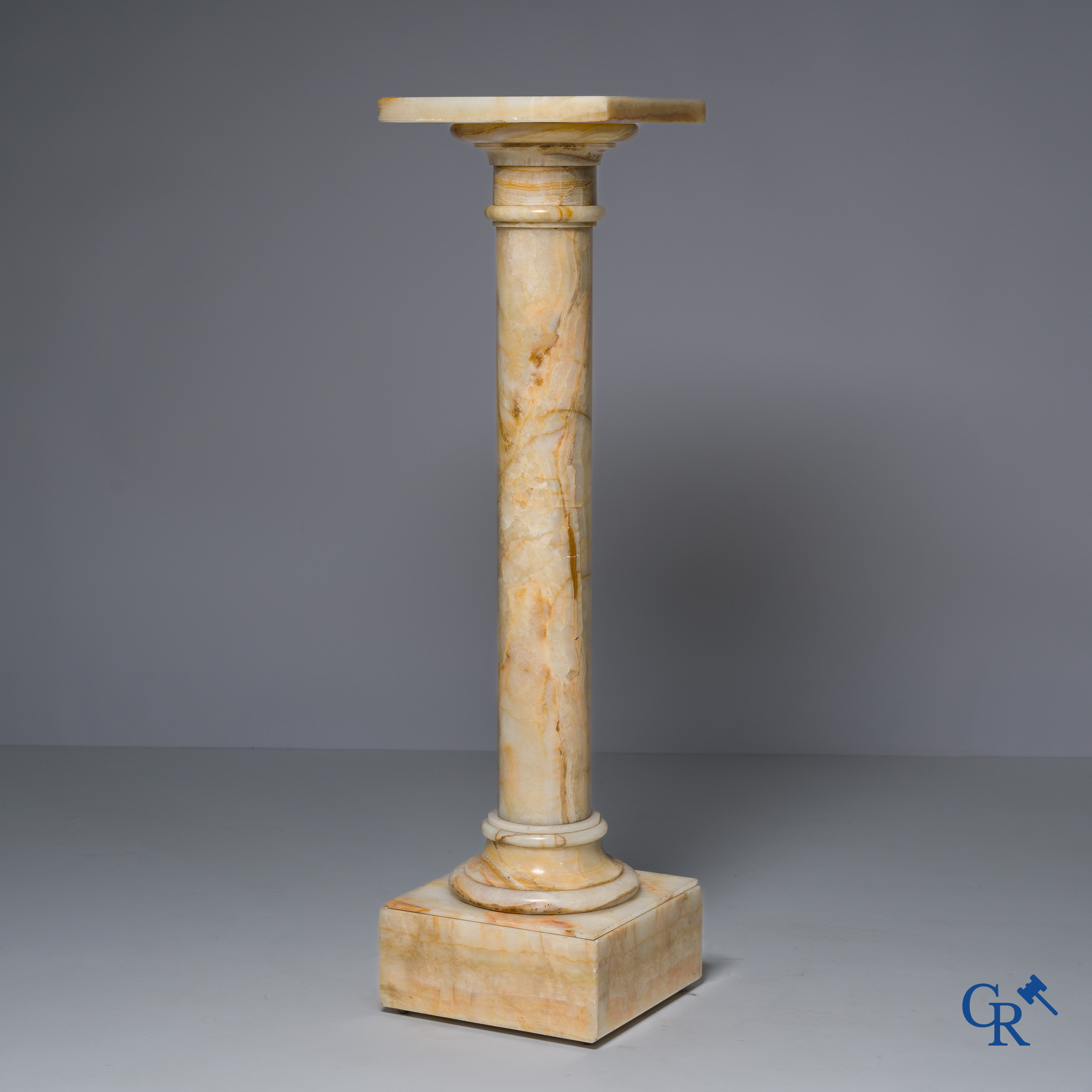 A column with turntable in onyx. Circa 1920.