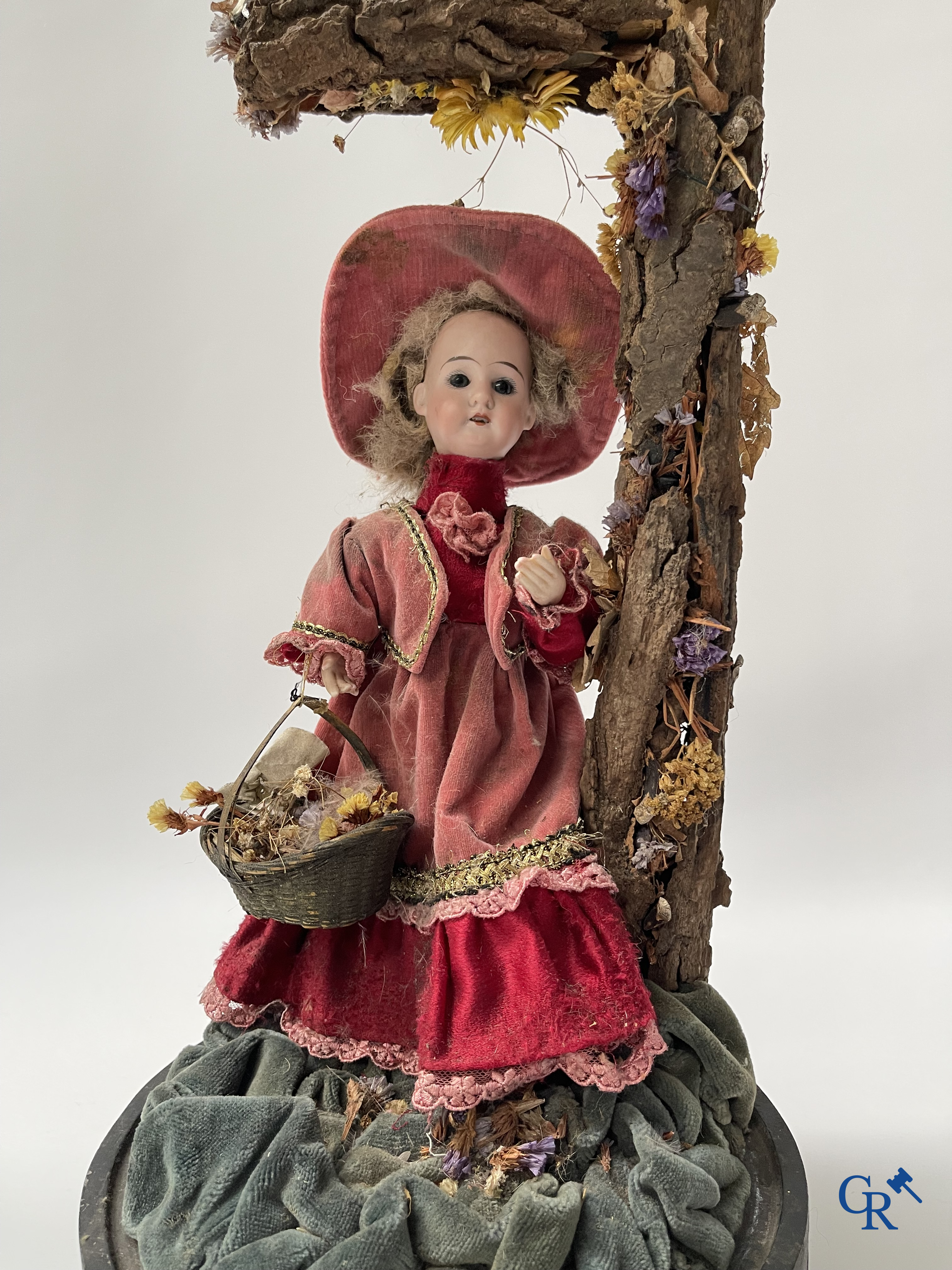 Un automate dans le gout de Phalibois, avec de la musique, la tête et les mains en porcelaine et en mouvement. Vers 1900.