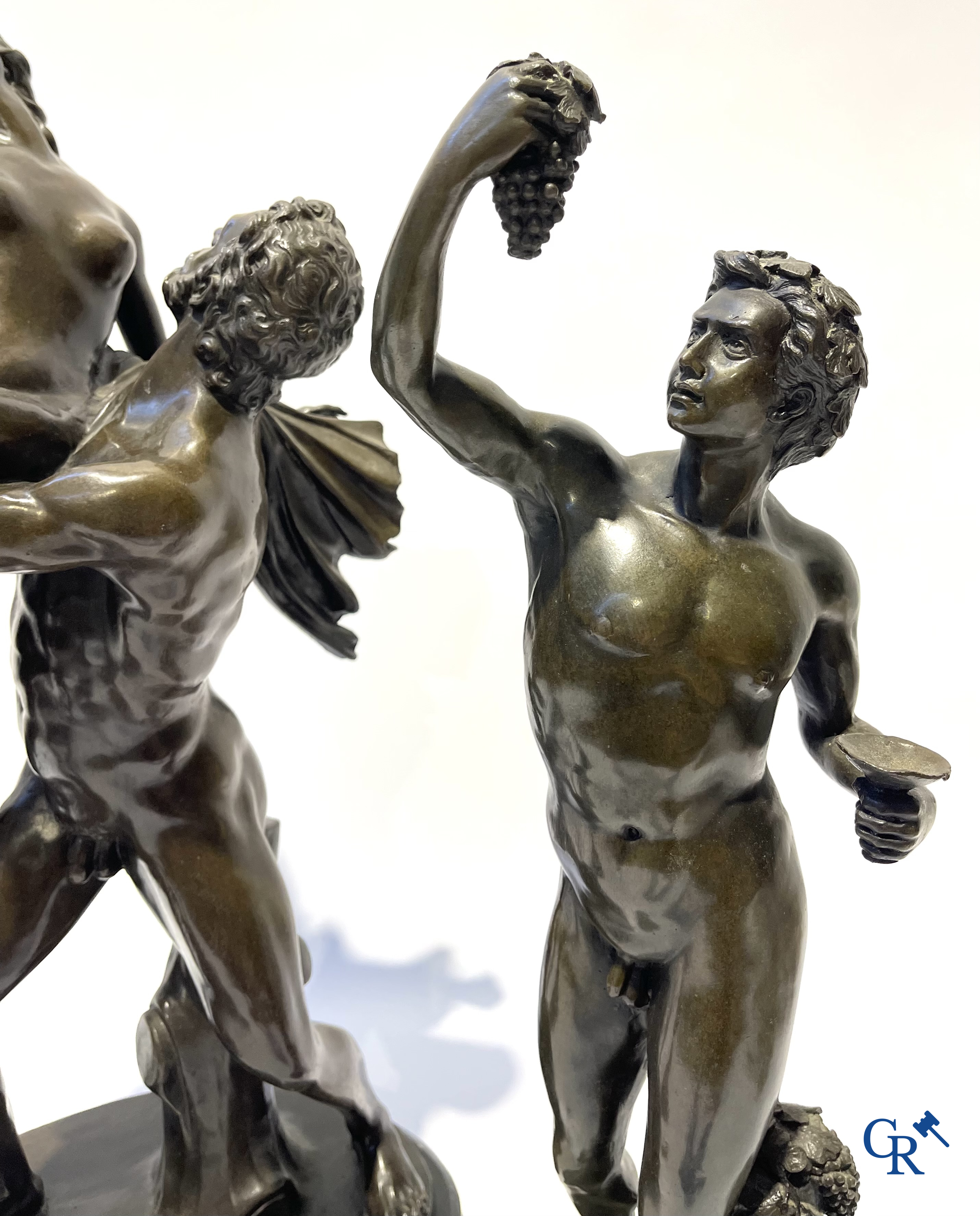 3 statues à l'antique en bronze, socle en marbre. XXème siècle.