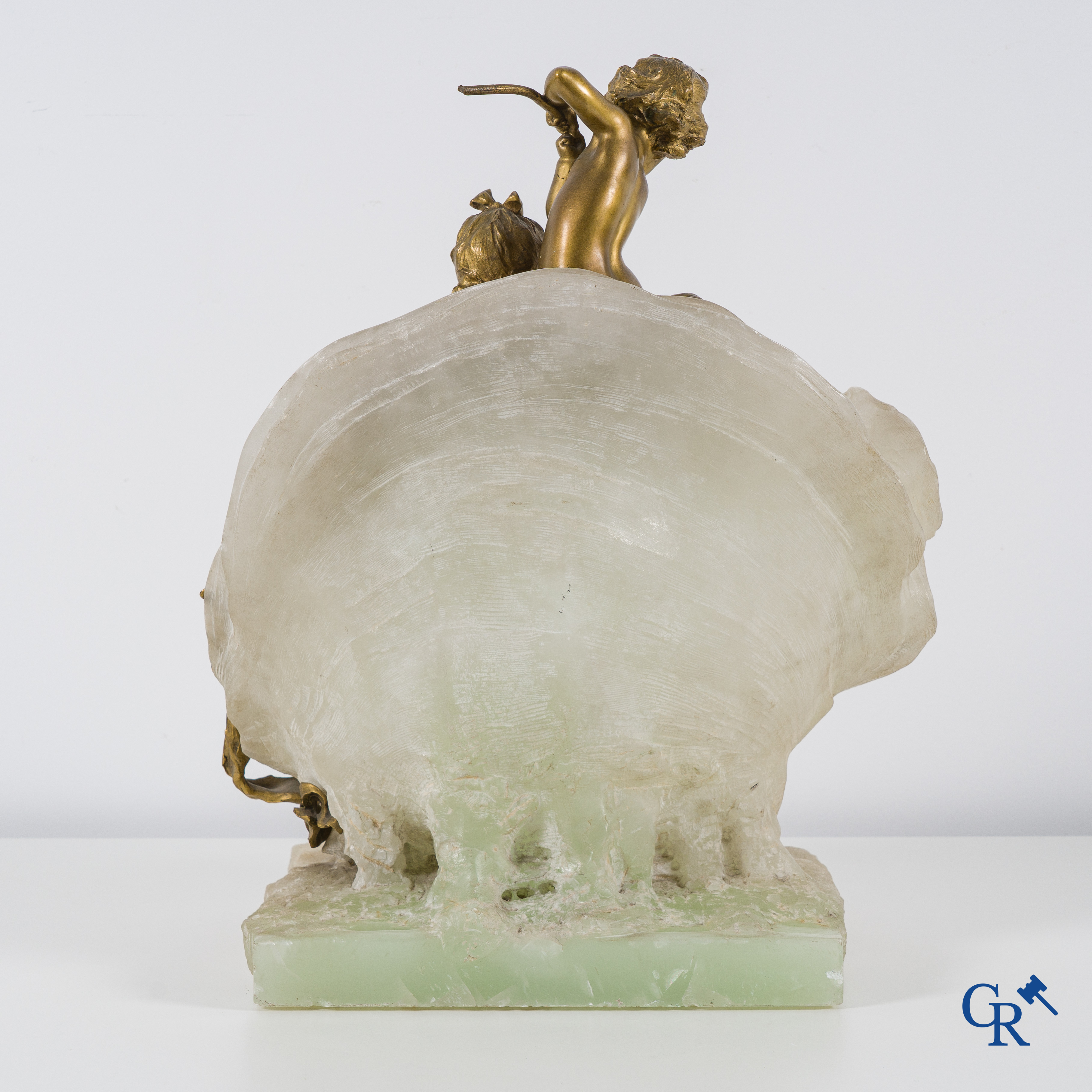 Henri Pernot (1859 - 1937) 2 putti jouant sur un grand coquillage ouvert. Onix blanc et bronze doré. Vers 1900.