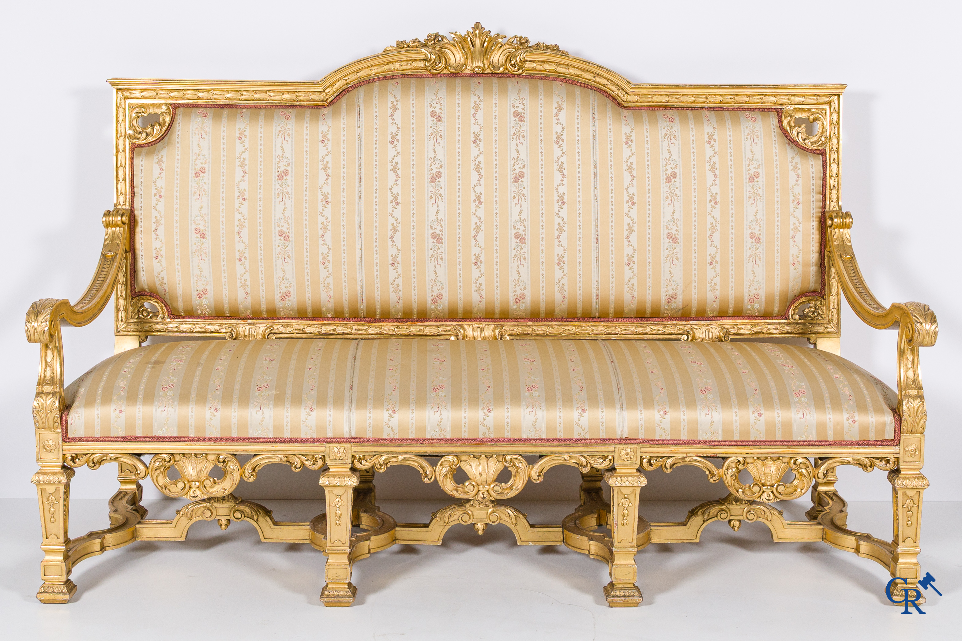 Napoleon III-periode. Een imposante 5-delig rijkelijk hout gesculpteerde en vergulde salon. Circa 1880.