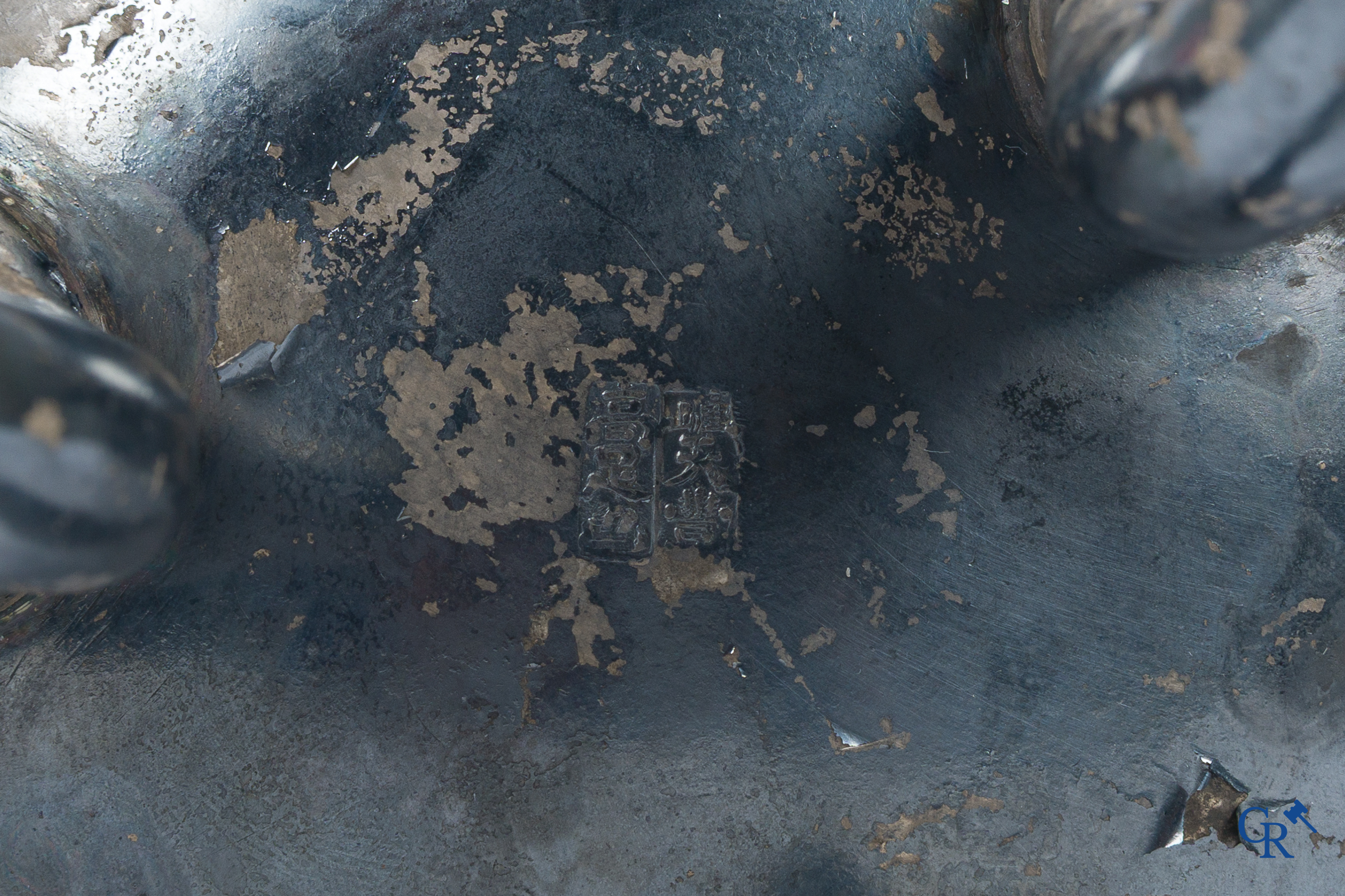 Aziatica, een Chinese zilver geëmailleerde wierookbrander met kaarsenhouders. Gemerkt. 18e-19e eeuw.