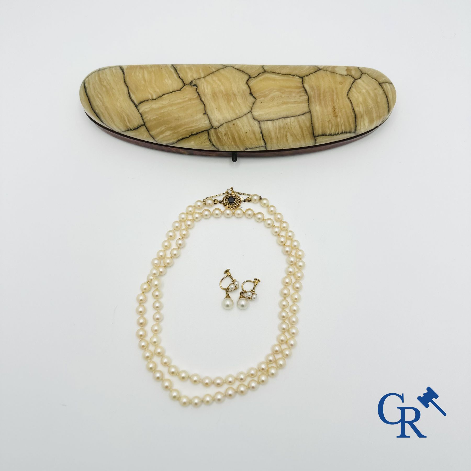 Jewellery: Lot consisting of a pearl necklace with gold clasp 18K and a pair of earrings in gold 18K.