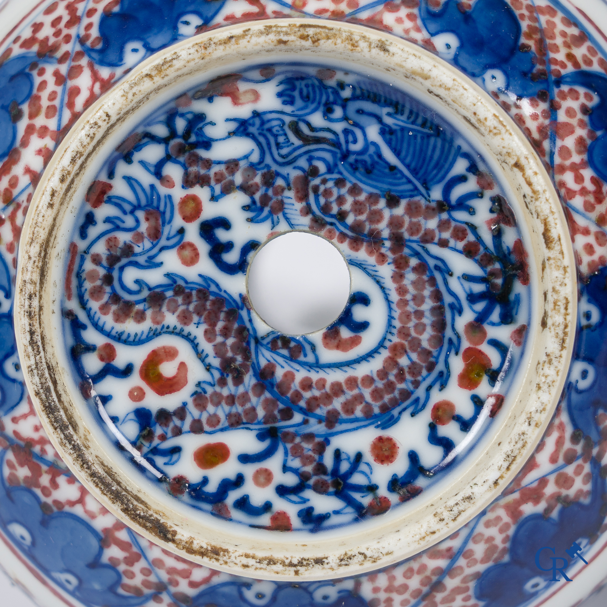 Aziatica, Chinees porselein. Een paar blauw-witte en ijzerrode gedecoreerde vaasjes met vleermuizen en drakenmerk.