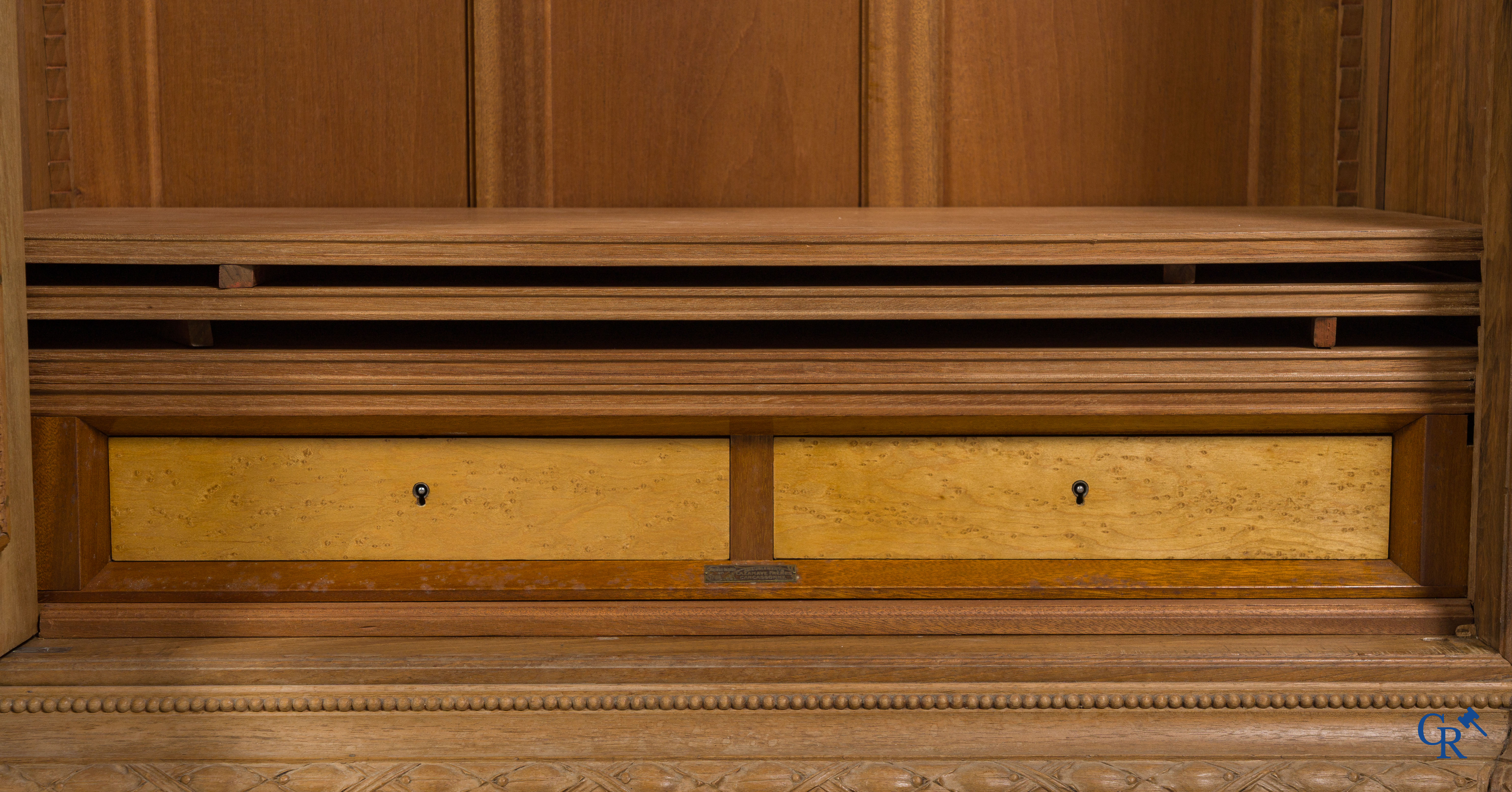 Cazanave Frères à Carcassonne. Een rijkelijk en fijn gesculpteerd meubel in LXVI-stijl met medaillon.