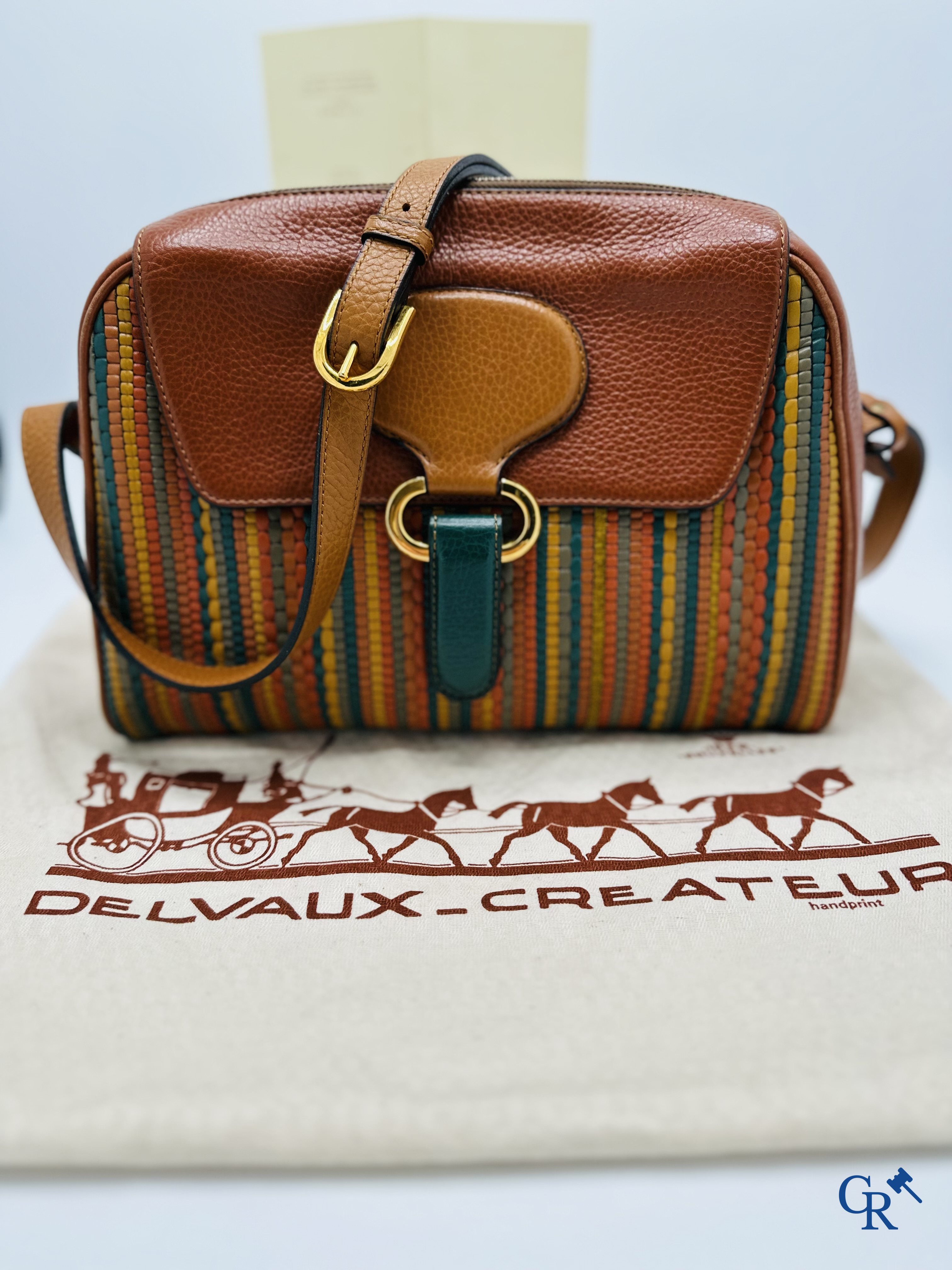 Delvaux: Sac à main en cuir marron avec texture tissée.<br />
Bon état.