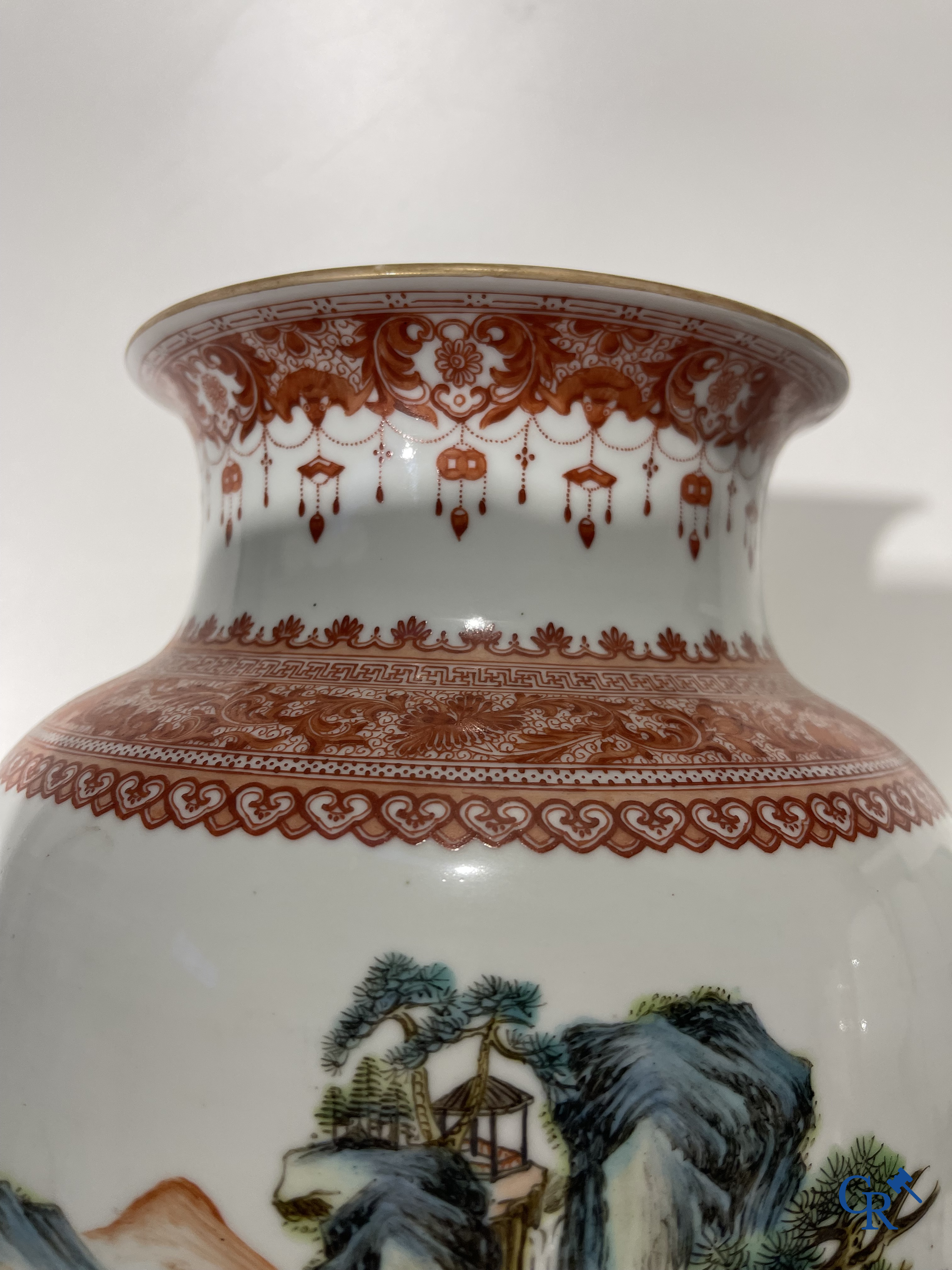 Art Asiatique, porcelaine chinoise. Une paire de vases chinois avec un décor de chevaux et de personnages.