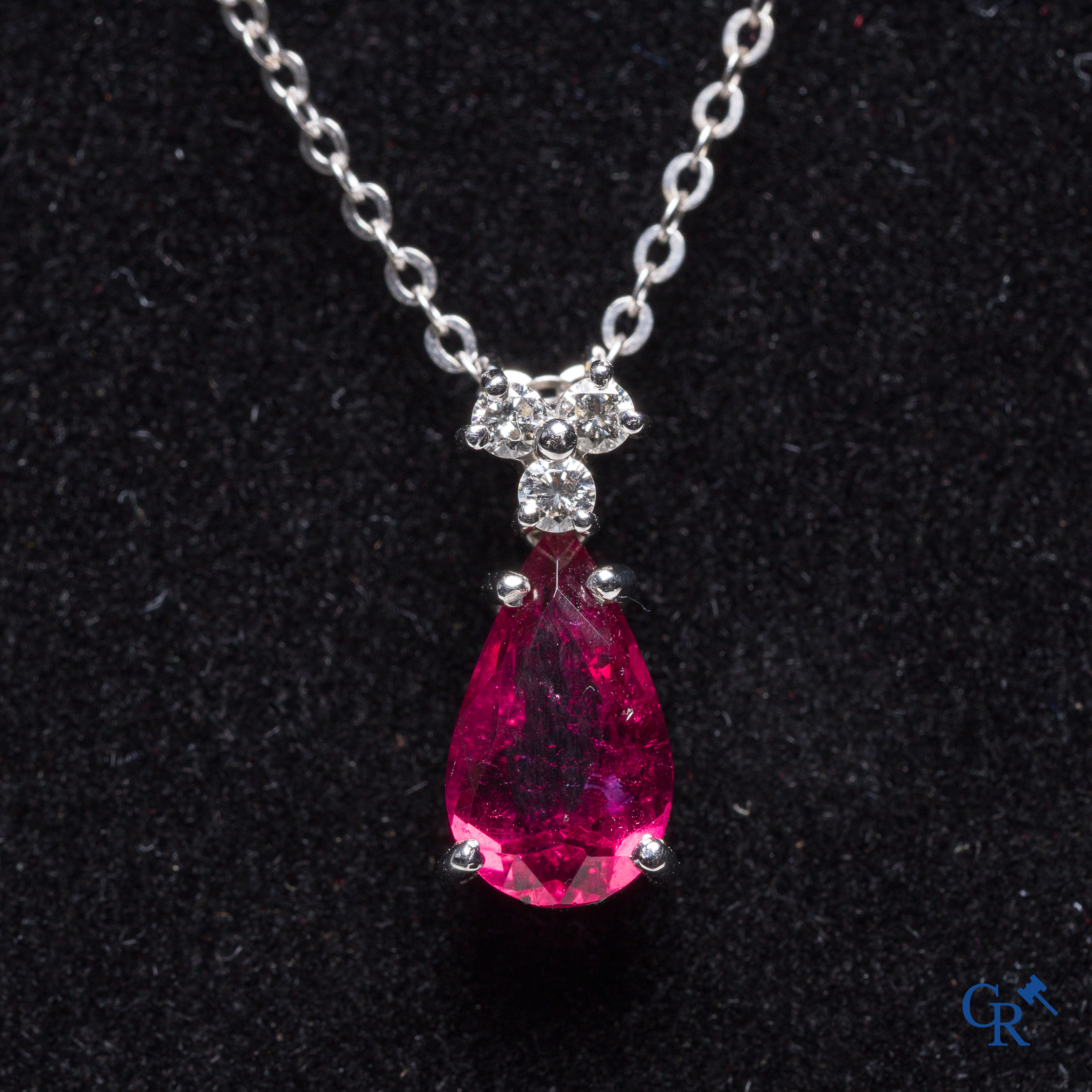 Jewellery: 2 necklaces in white- and yellow gold 18kt (750°/00) with an aquamerine and a ruby.