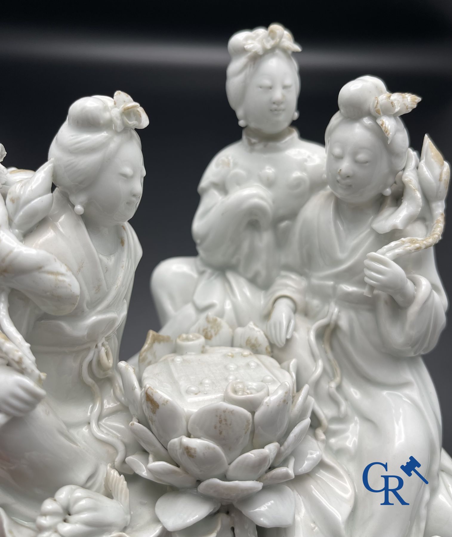 Porcelaine chinoise: Un lion bouddhiste et un groupe en blanc de Chine.