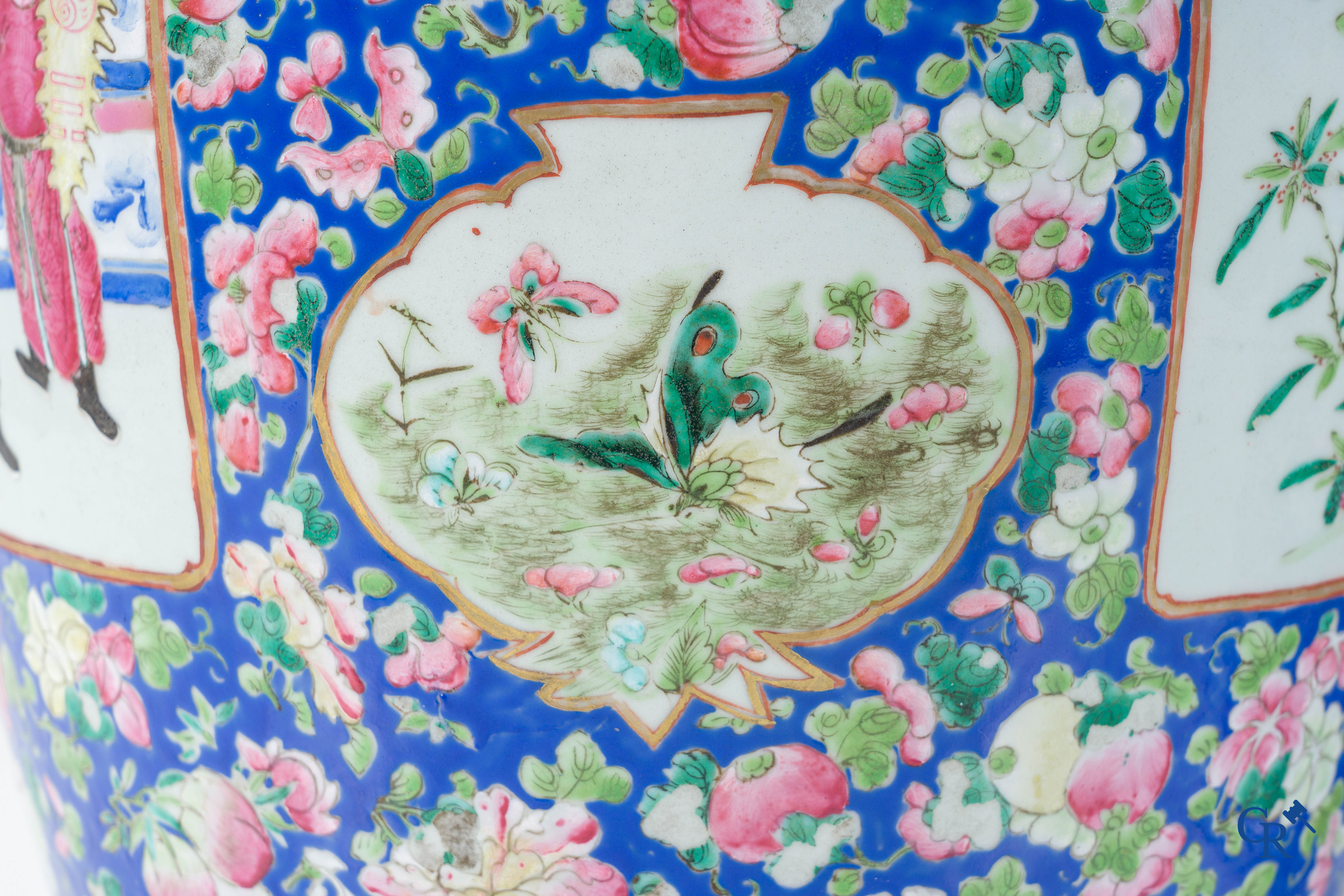 Art Asiatique: Porcelaine chinoise. Une paire d'importantes vases chinois avec un décor famille rose. Chine 19ème siècle.