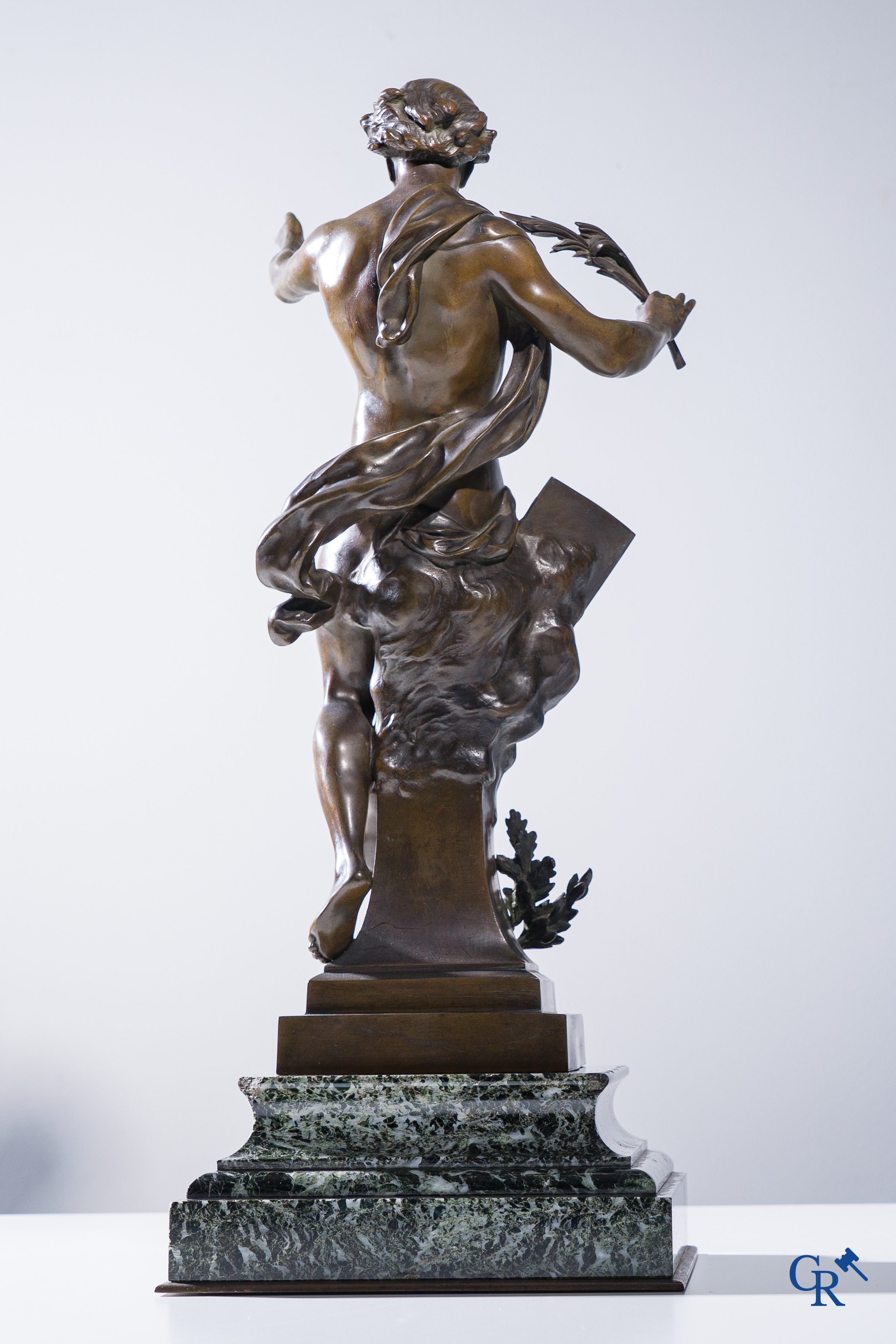 Emile Picault (1833-1915) Immortalitas Gloria. Bronzen beeld op een marmeren sokkel. Gesigneerd E. Picault.