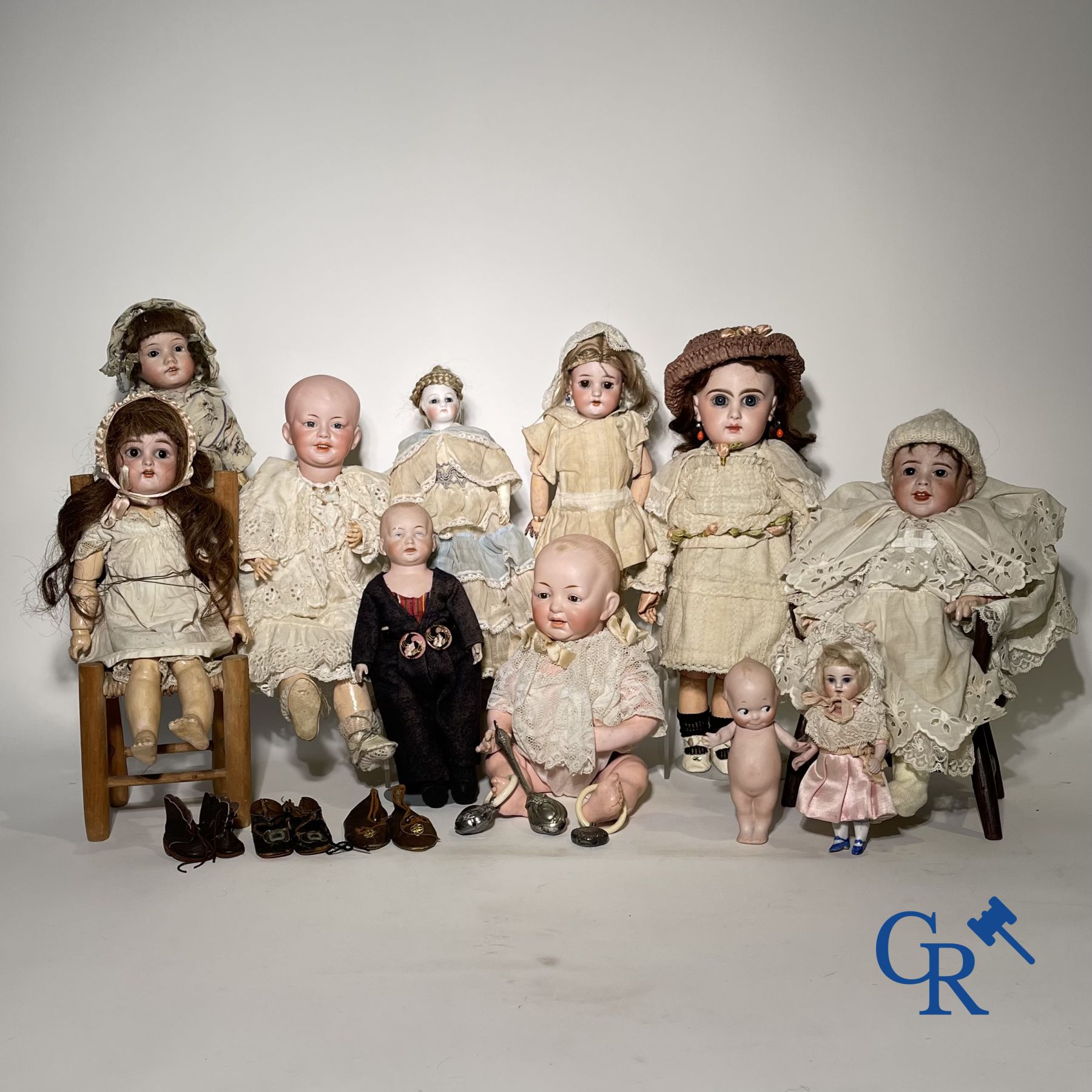 Toys: antique dolls: Beautiful lot of various porcelain dolls and display case objects in silver.