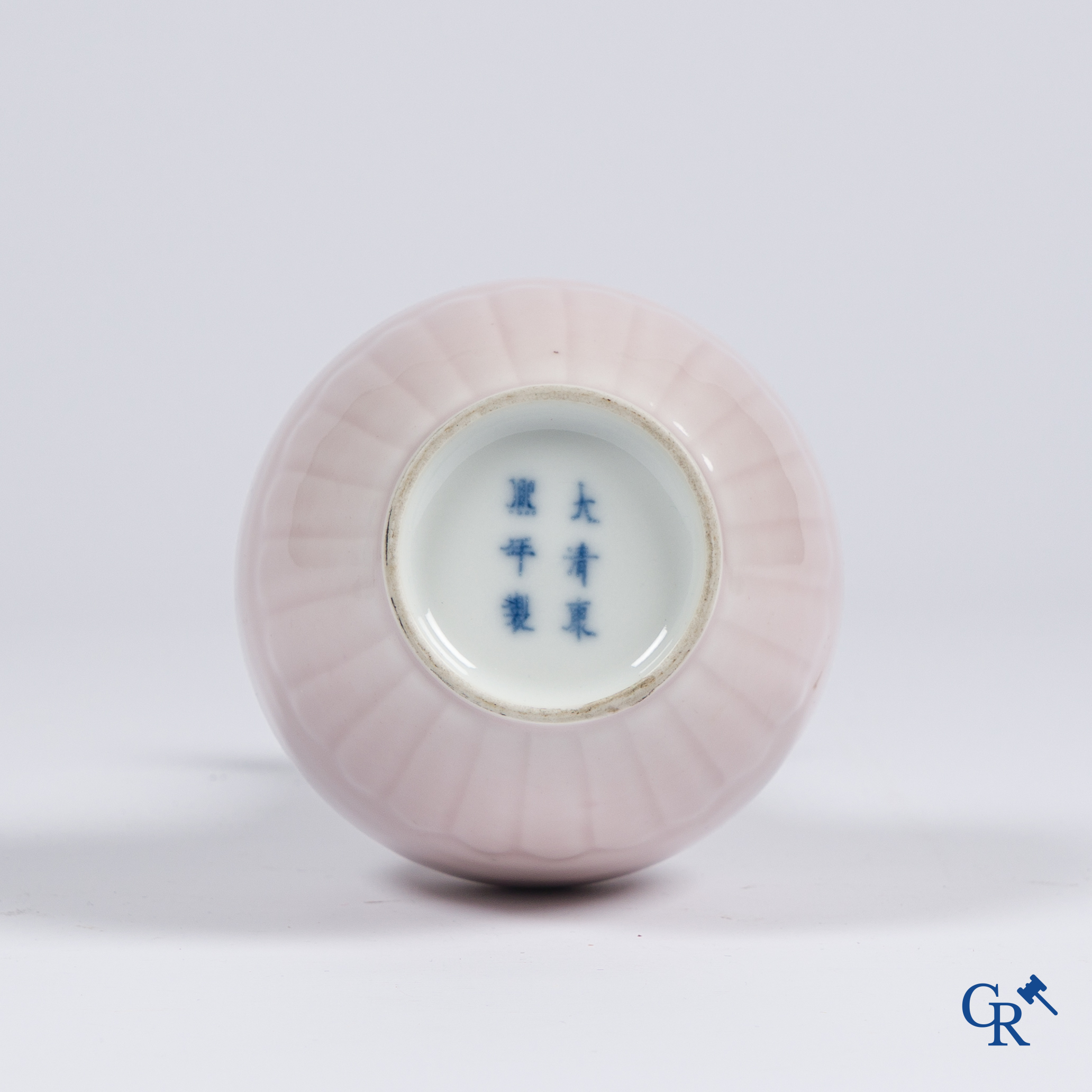 Aziatica, Chinees porselein, een fijn monochroom geglazuurde Chinese vaas. Kangxi merk. 19e eeuw.