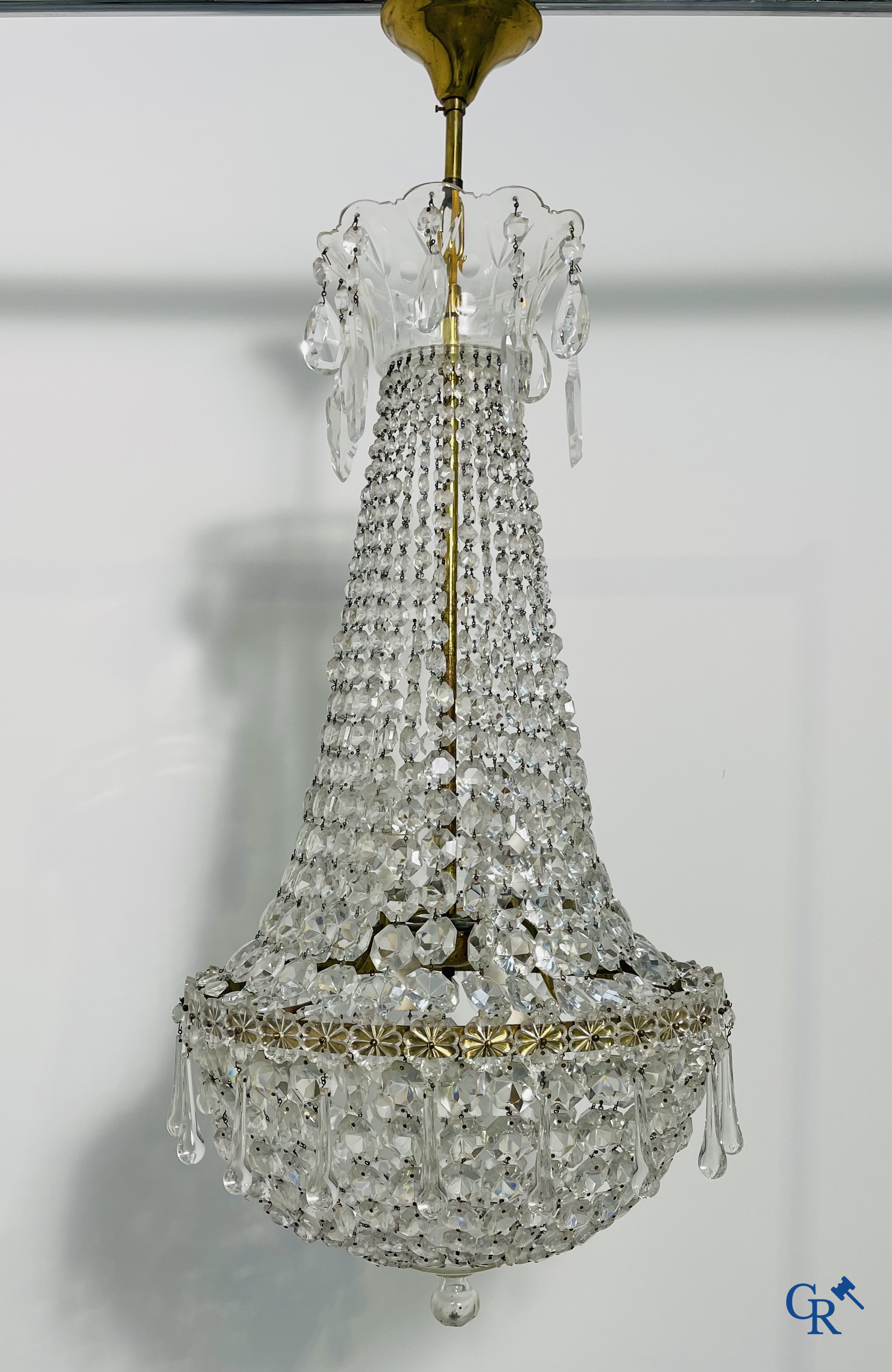 Chandelier: Beautiful Sac à pearles chandelier in crystal.