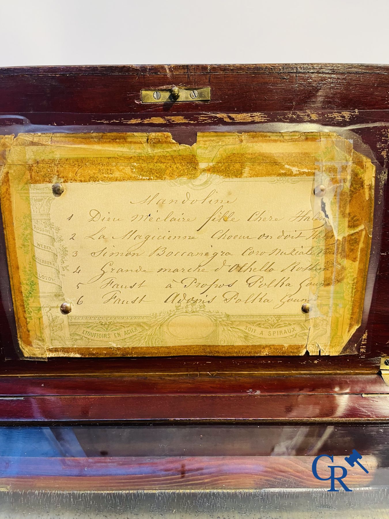 A music box in mahogany and marquetry with 6 melodies.