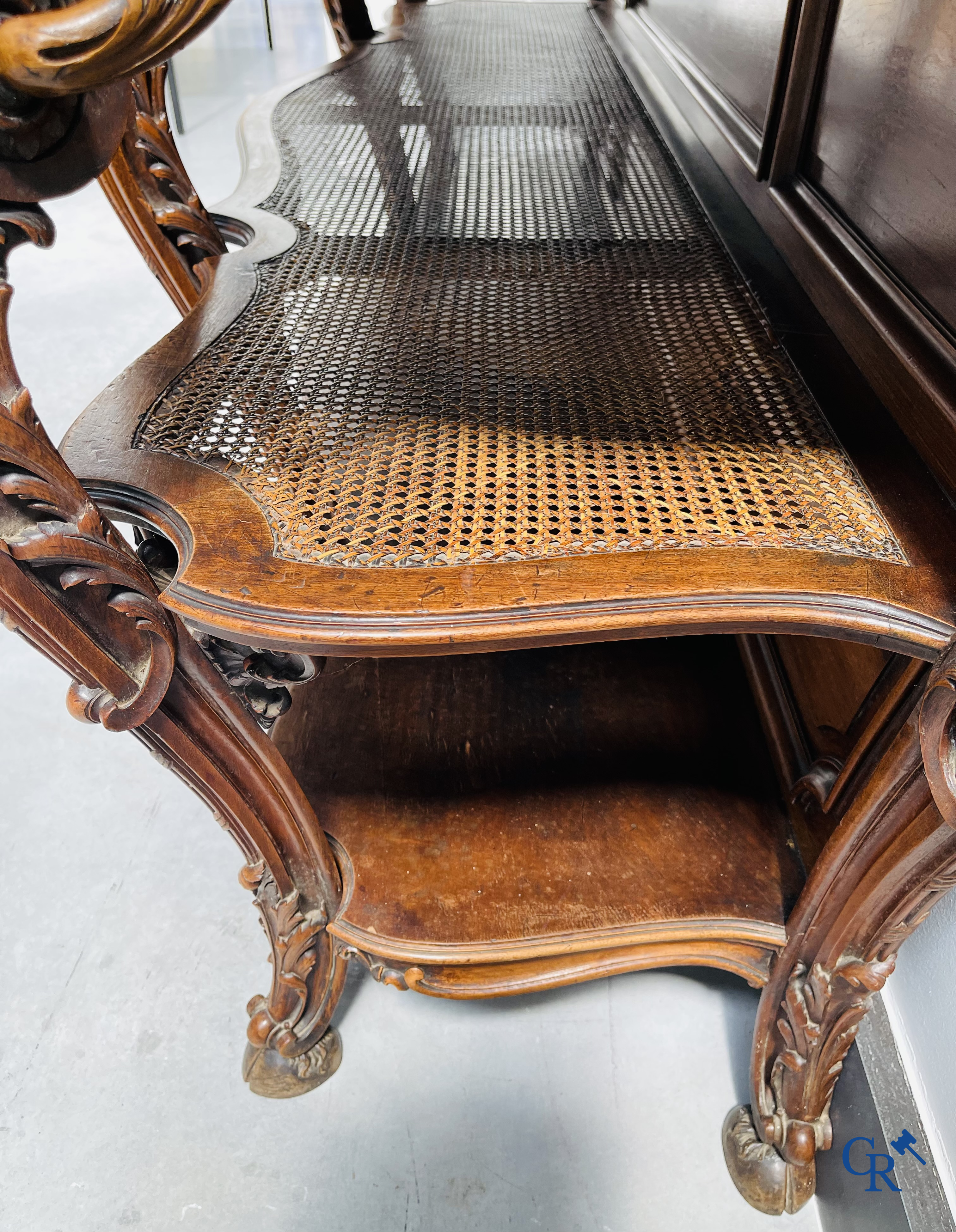 Maison Roll, 42, Rue Faubourg St. Antoine Paris. Een uitzonderlijk desserte meubel in gesculpteerd notelaar. LXVI-Stijl.