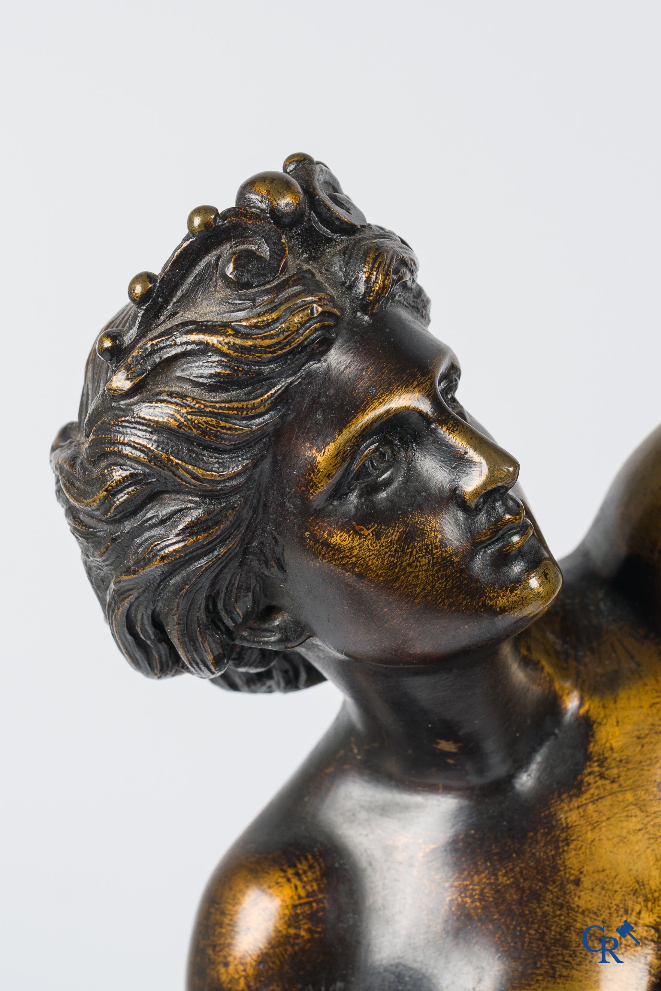 Paire d'importantes statues à l'antique en bronze d'après un modèle de Jean De Bologne.