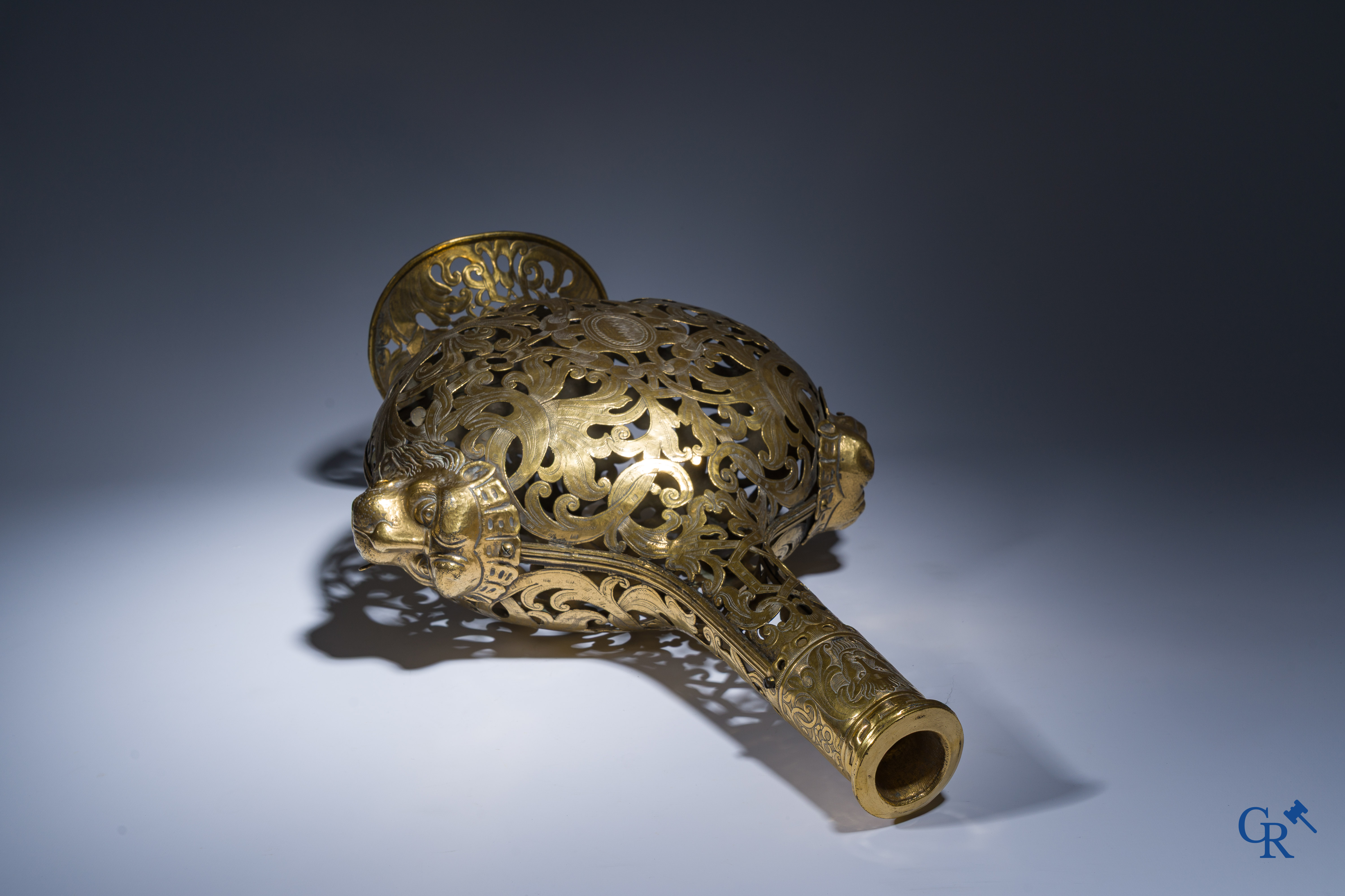 Een Venetiaanse pelgrimskalebas "Gourde de pelerin" in gegraveerd en verguld koper. Eind XVIe - Begin XVIIe eeuw.