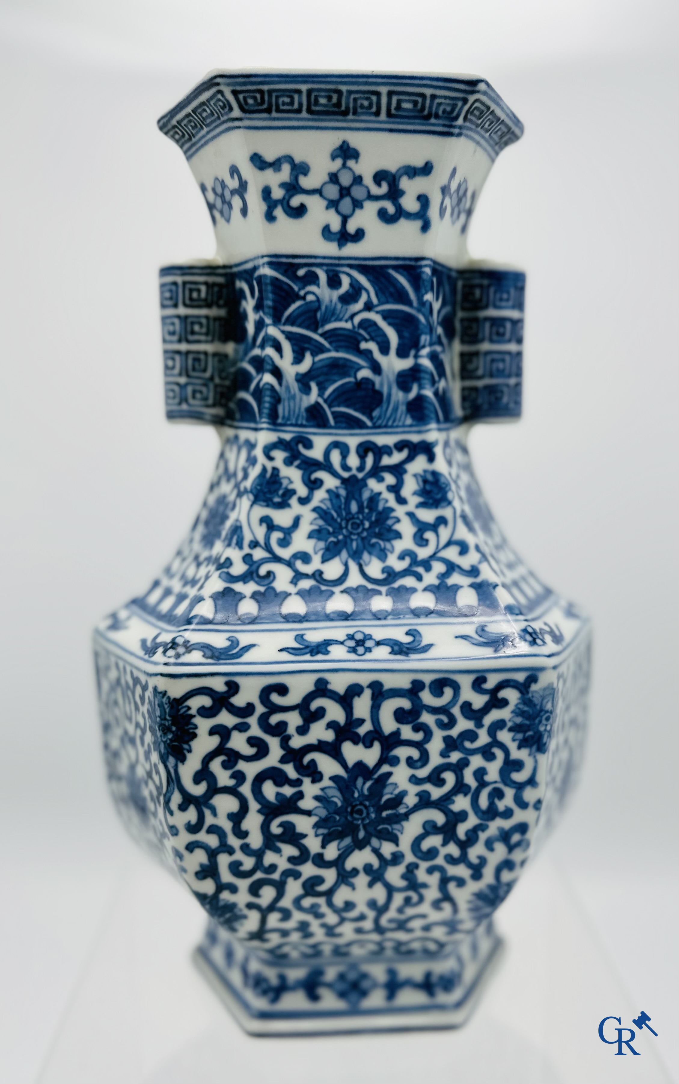 Chinees porselein: Chinese blauw wit vaas met floraal decor.