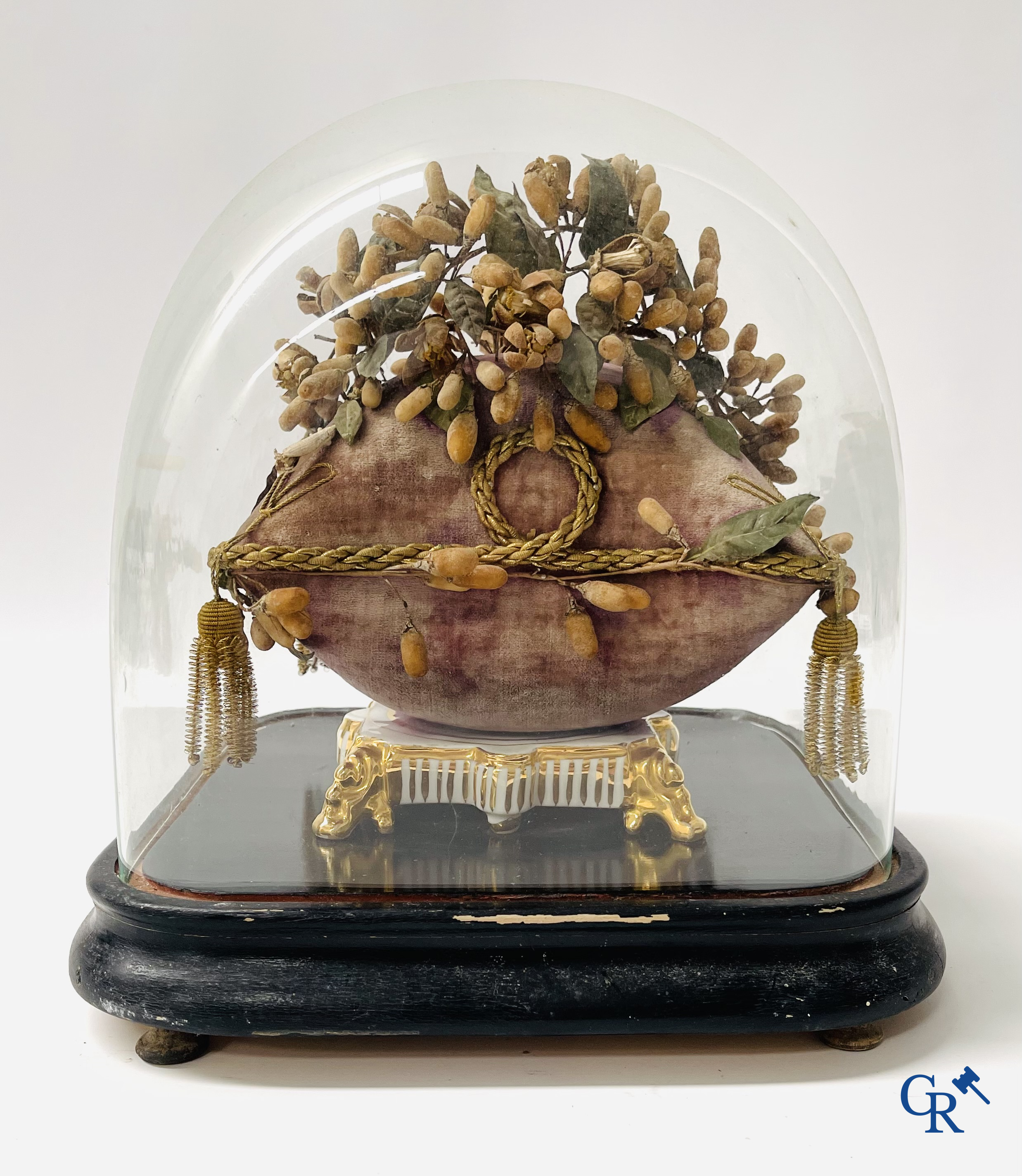 2 globes en verre avec un bouquet de mariée sur un coussin avec un pied en métal doré et un pied en porcelaine de Paris.