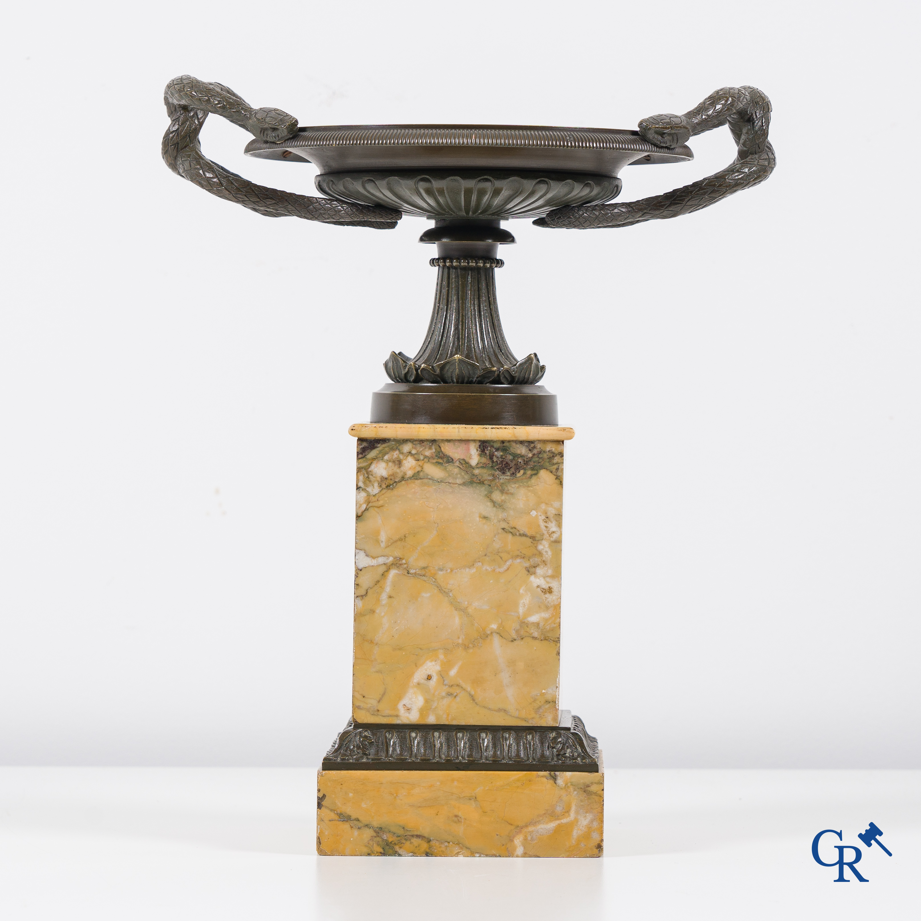 A finely crafted bronze tazza on a Giallo Siena marble pedestal. Empire style. Period 1860.