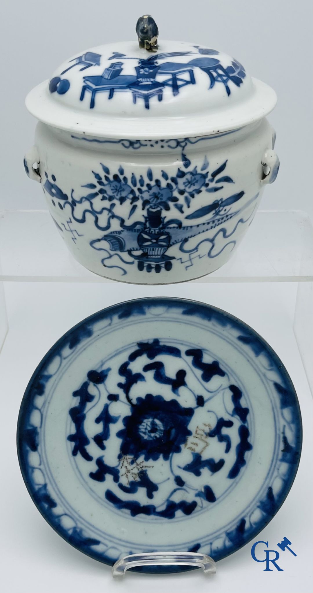 Asian Art: Beautiful lot of Chinese porcelain.