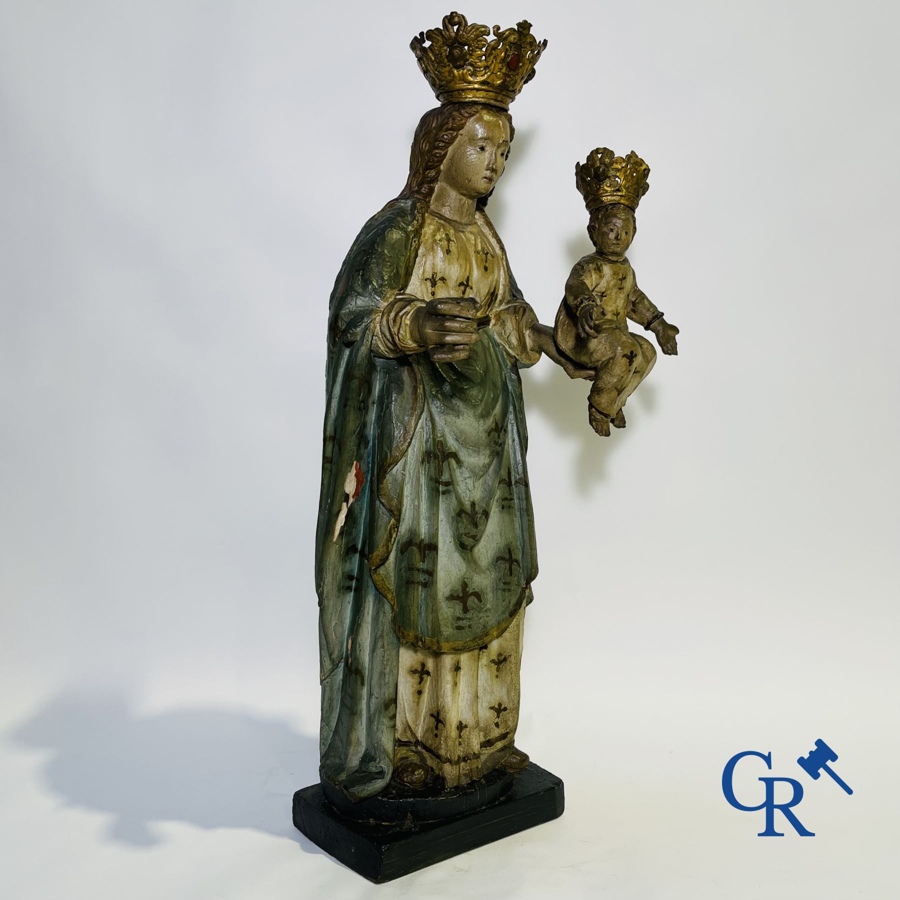 Sculpture Baroque en bois polychrome d'une Vierge à l'enfant. La couronne est incrustée d'une pierre semblable à de l'ambre.