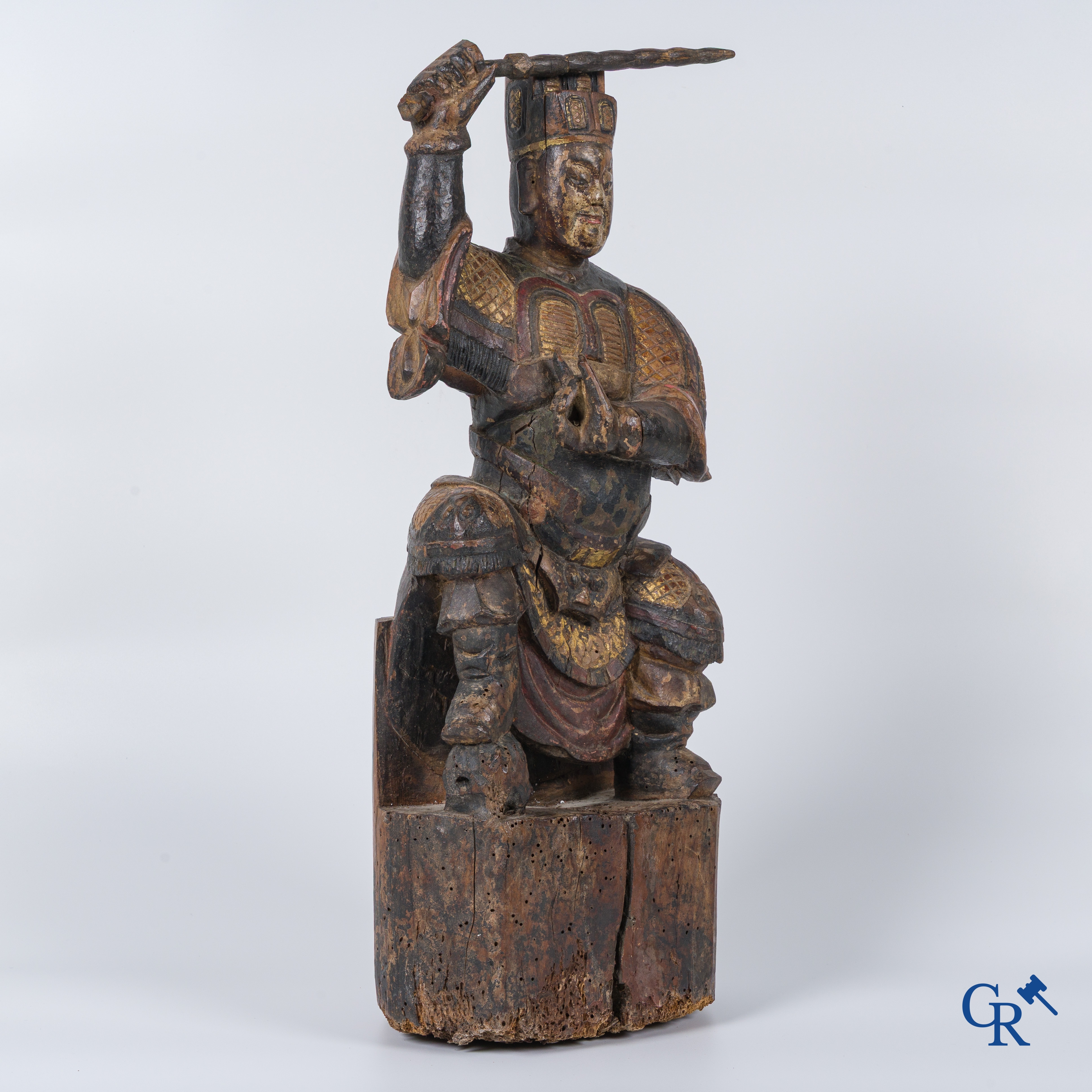 Art Asiatique, une sculpture Chinois antique d'un guerrier en bois polychrome.