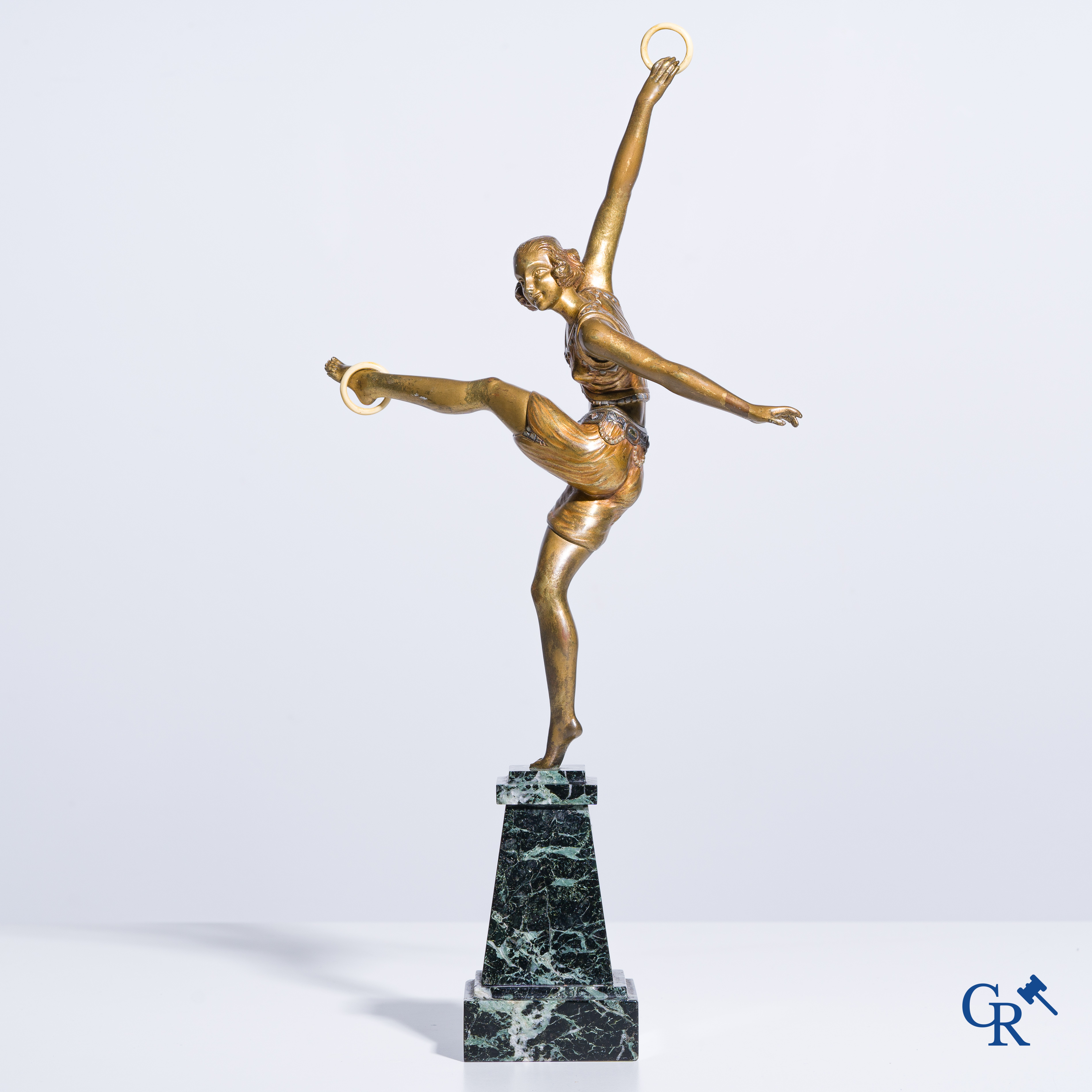 Art déco, une danseuse en bronze sur un socle en marbre. Circa 1930. Signé illisible.