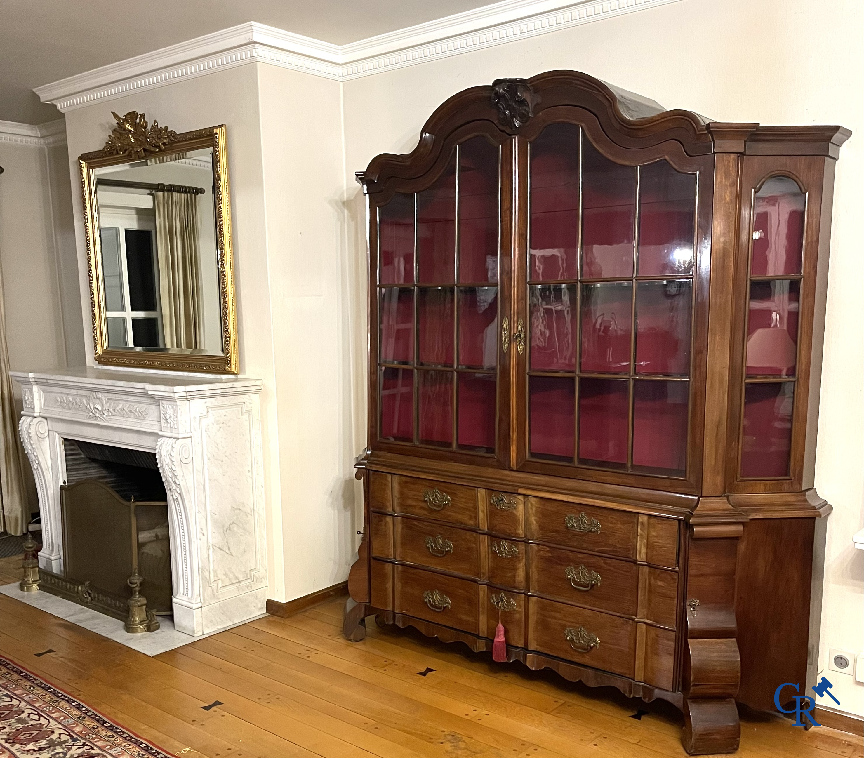 Hollandse vitrinekast met 3 laden. Mahonie. 18e eeuw.