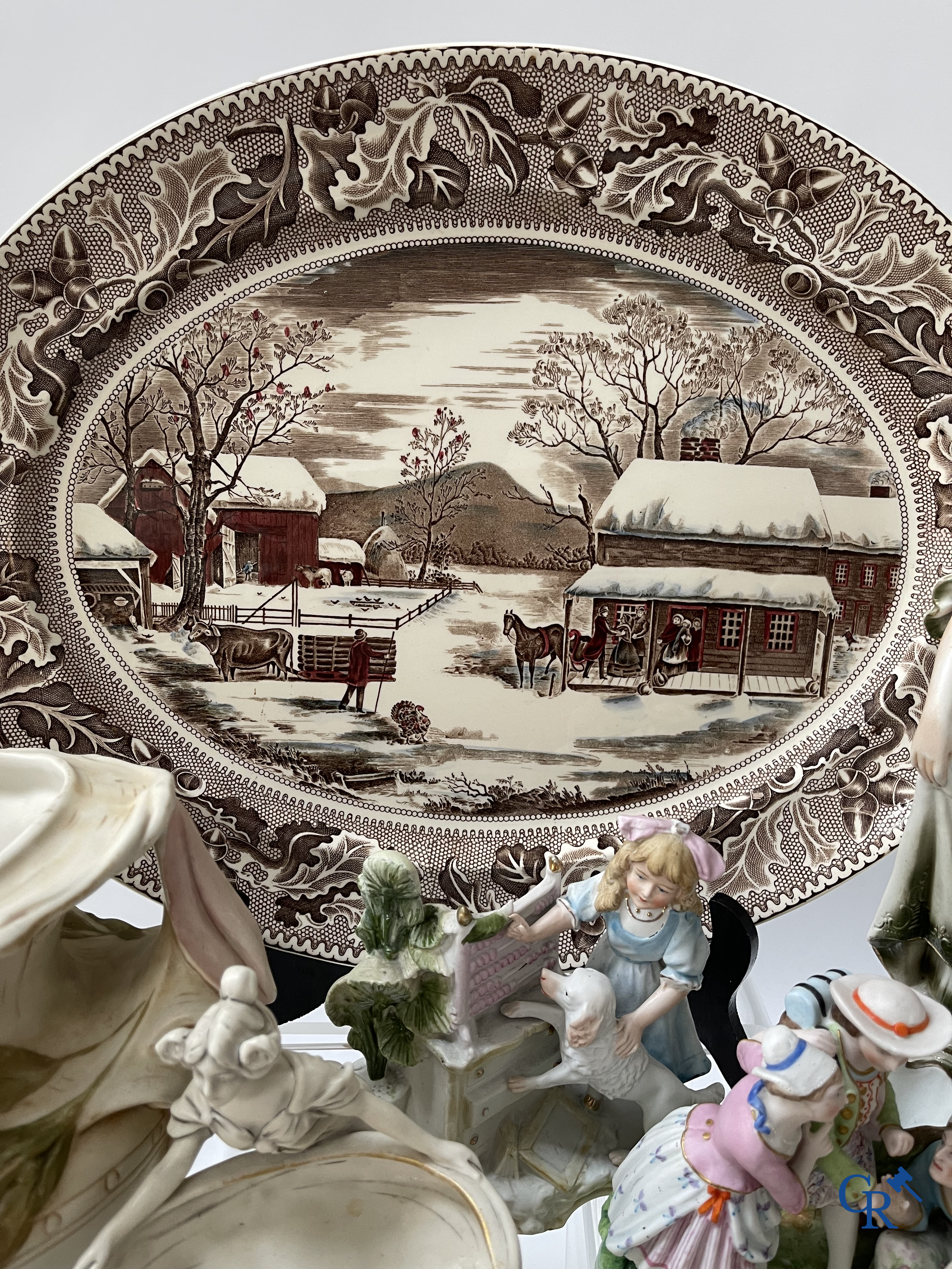 Un grand lot de brocante, y compris Royal Dux, statues en biscuit, porcelaine, globes, statues en régule, lampe de table, lustre, etc.