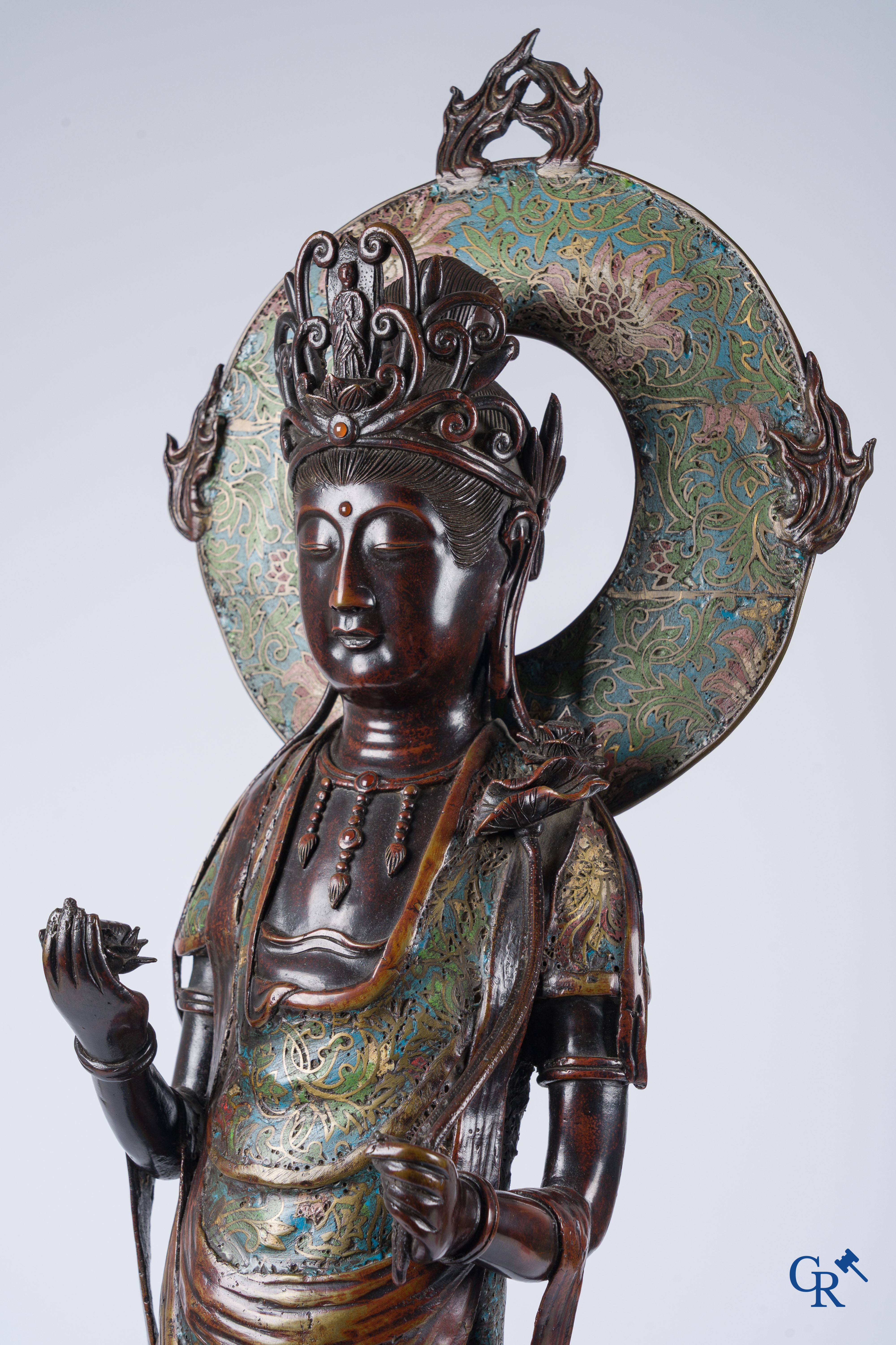 Aziatica, een grote Japanse champlevé bronzen figuur van een staande Guanyin. 19de eeuw.