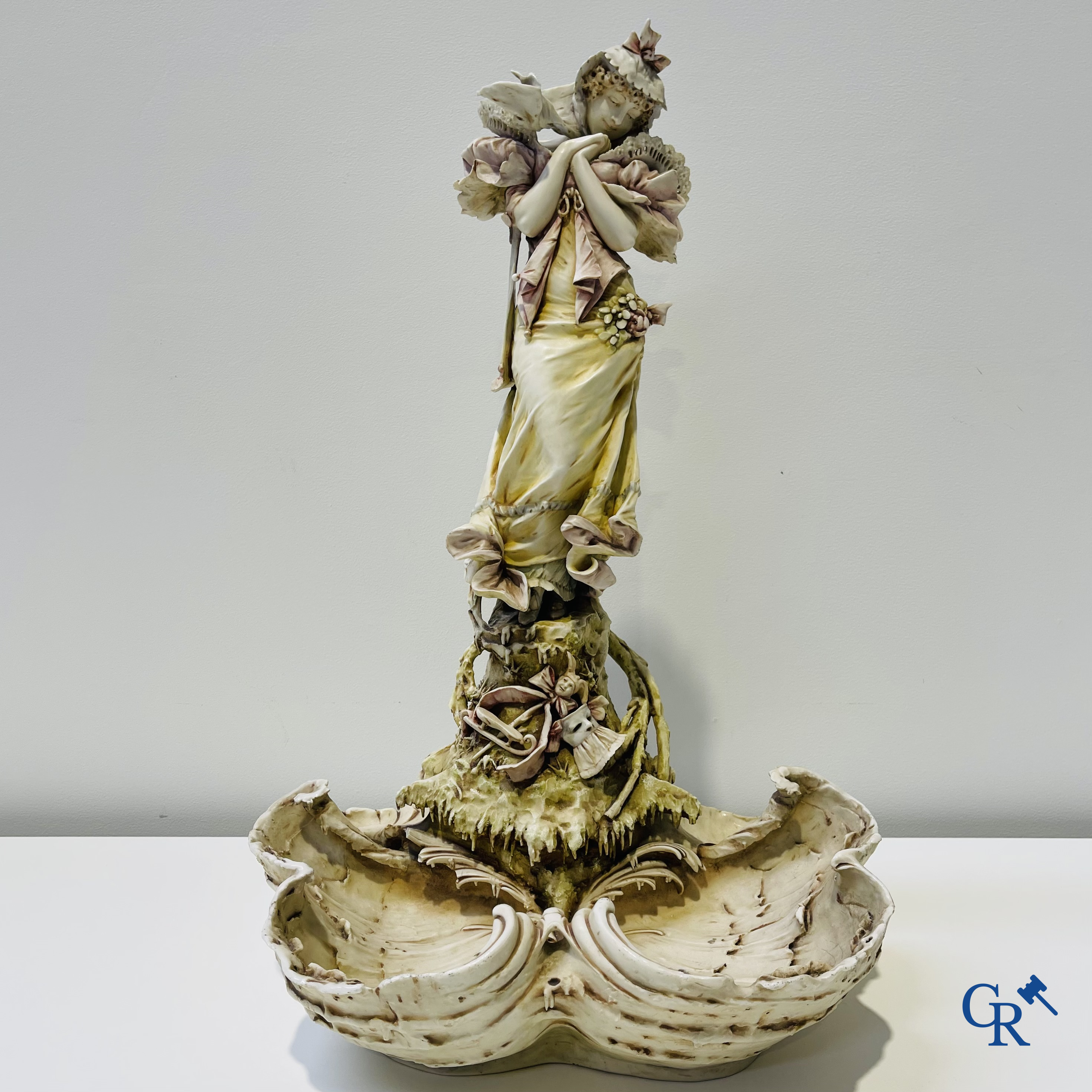 Turn Teplitz Bohemia, grand vide poche en porcelaine autrichien.<br />
Période Art nouveau.